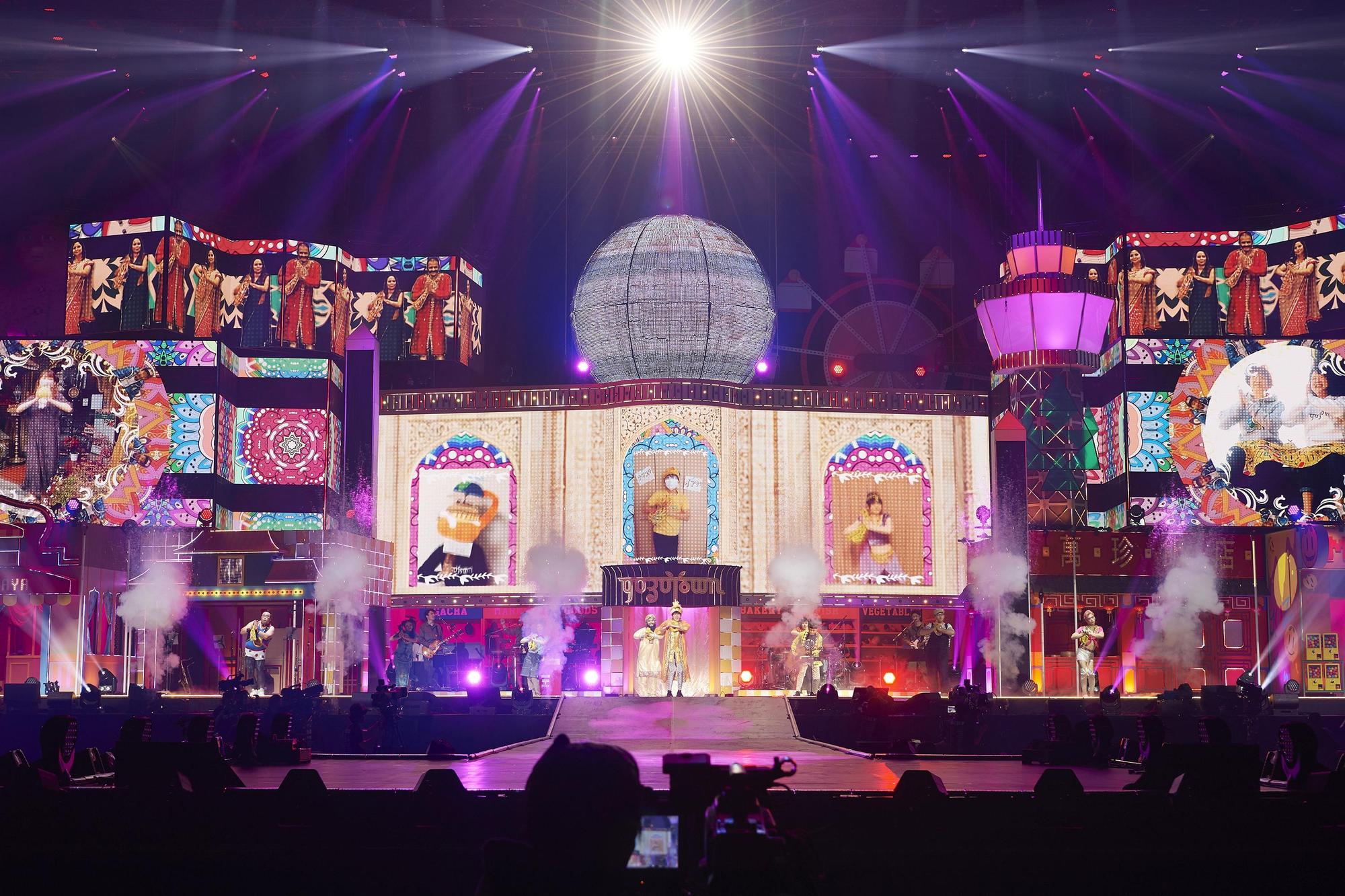 柚子的演唱會舞台依歌曲變化成不同風格,演唱《後悔莫及》現場滿滿印度風情。(華納音樂提供,太田好治攝)