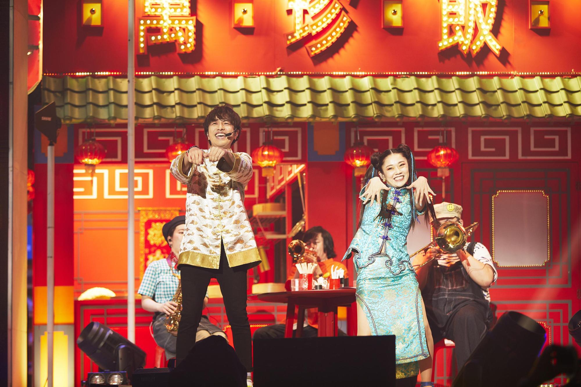 演唱歌曲《中華街》時,北川悠仁(左)配合歌曲換裝登場。(華納音樂提供,立脇卓攝)