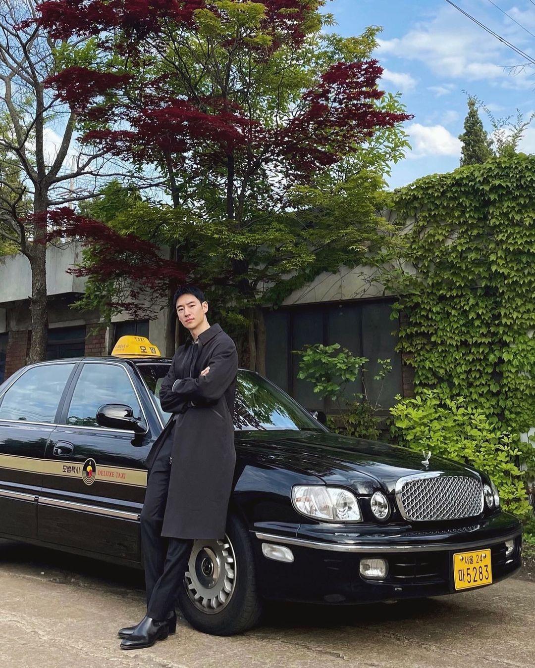 李帝勳在《模範計程車》飾演「代客復仇」的計程車司機。(翻攝李帝勳IG)
