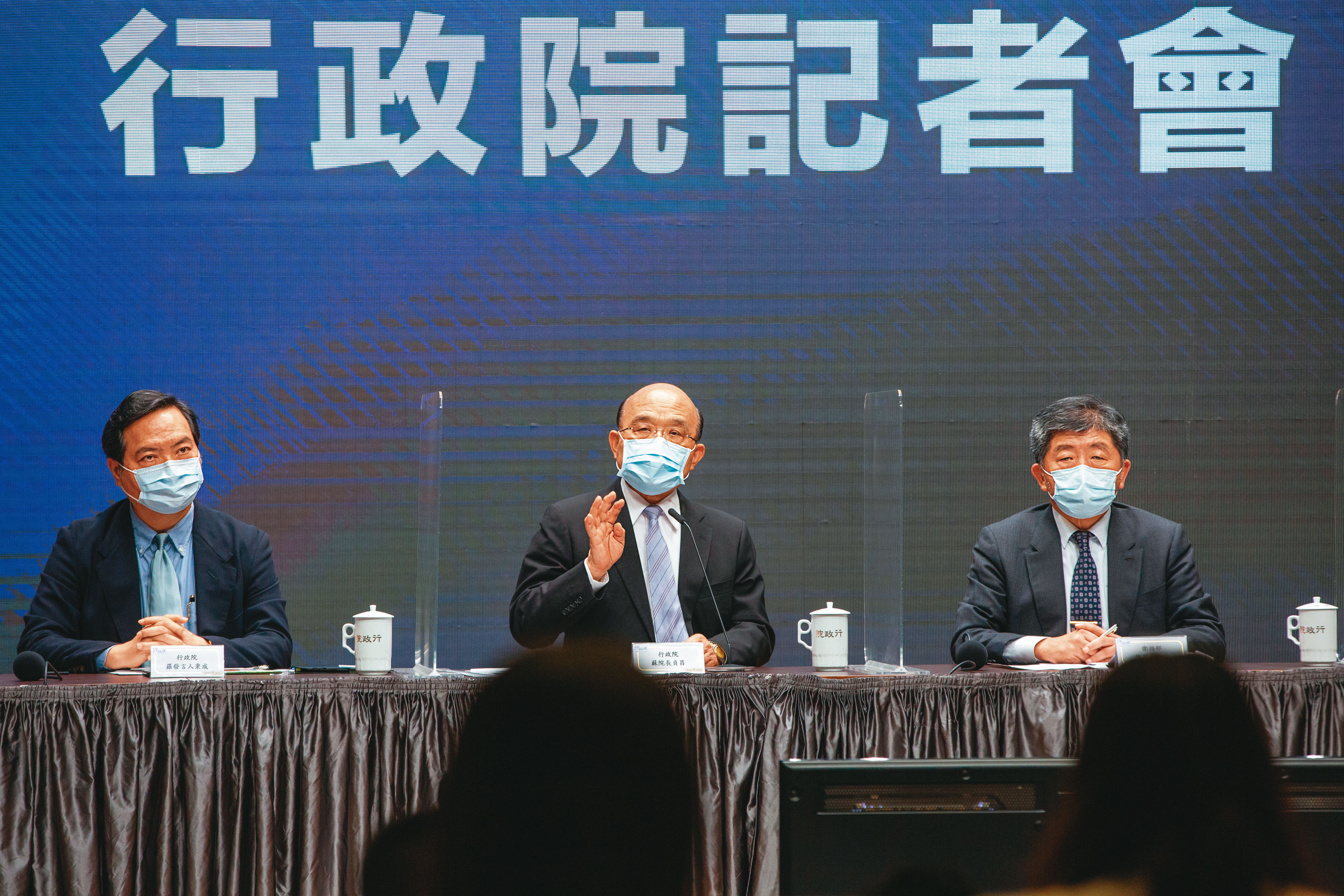 因應疫情帶來的衝擊，蘇貞昌積極與衛福部及各部會單位溝通協調，提出8,400億元紓困特別預算。