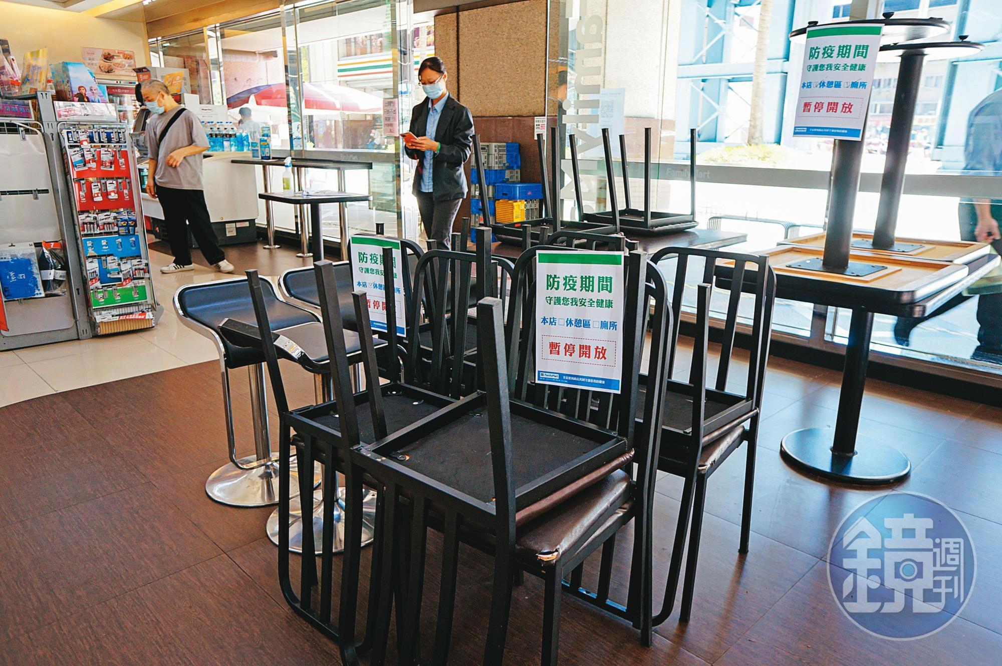 隨著疫情升溫,包括餐廳、美食街都禁止內用,連便利商店的座位區也關閉。