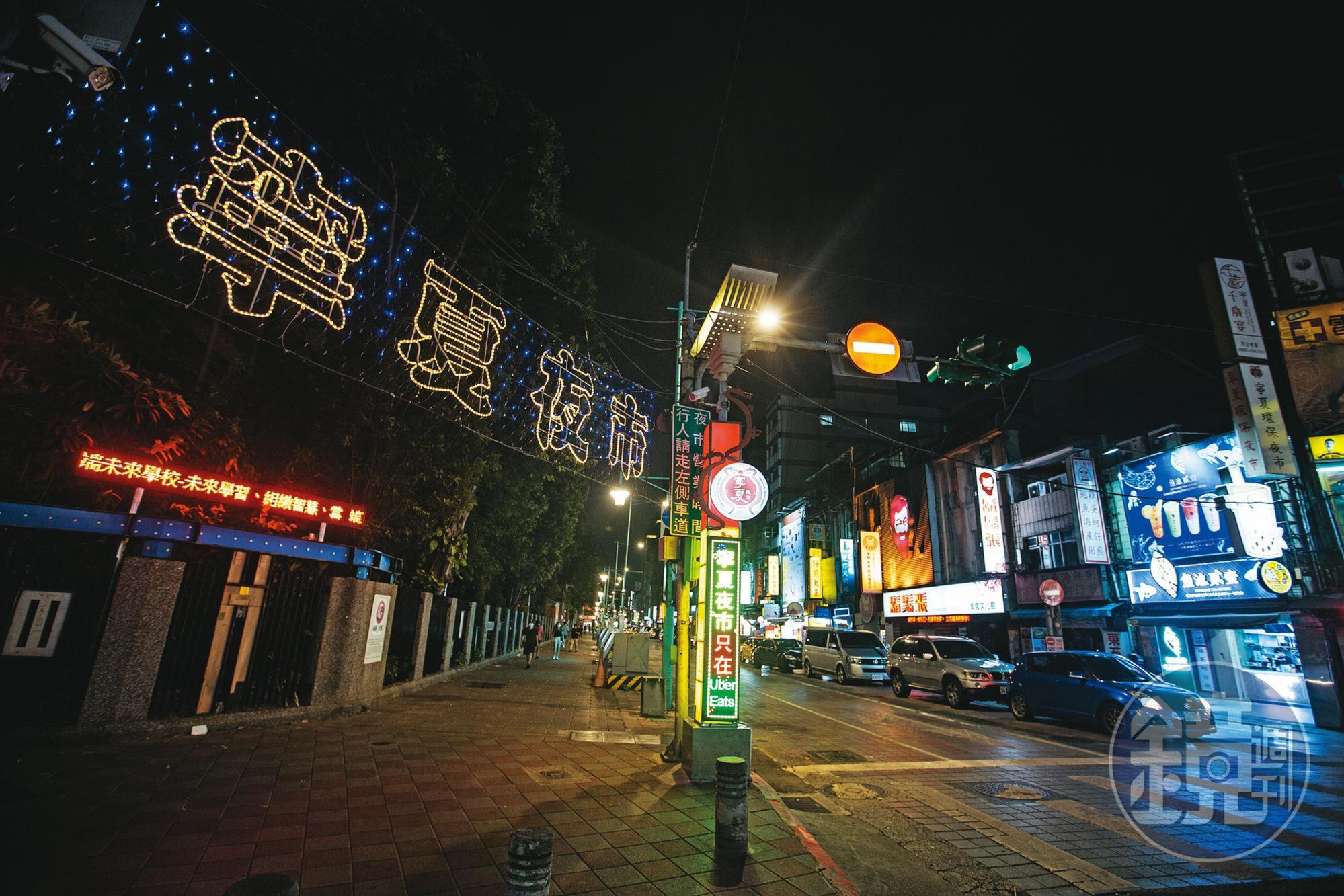 全國疫情提升至三級警戒,讓觀光旅遊、餐飲零售等產業大受衝擊。圖為寧夏夜市。