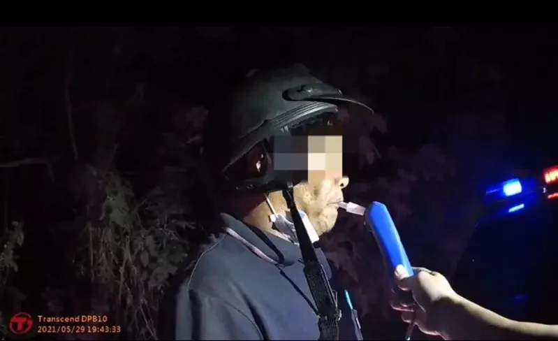 賴男再次被攔下後一身酒氣,被警方移送法辦。(翻攝畫面)
