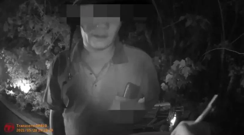高雄一名中年大叔一日晚間騎車未戴口罩遭警方攔查,卻做假動作給警員追。(翻攝畫面)