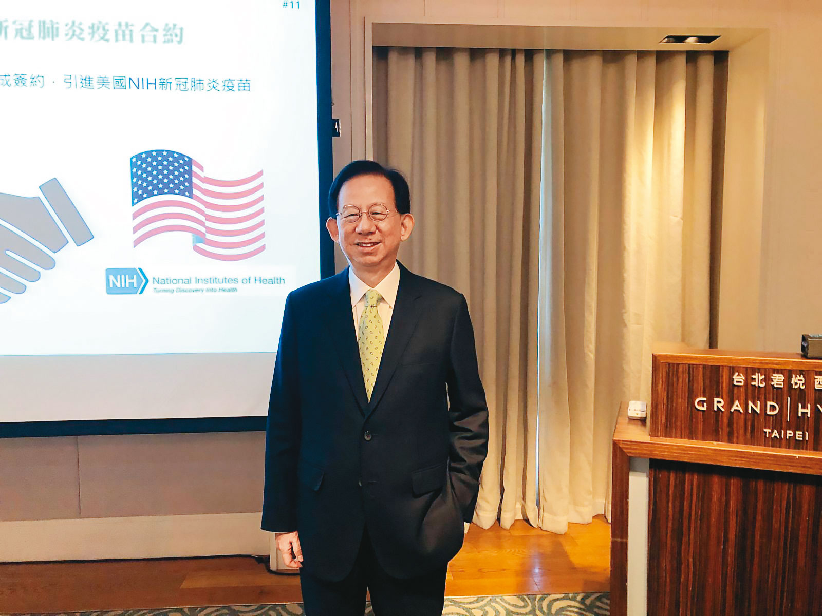 本刊掌握,高端一旦取得緊急使用授權,第1批可在6月底前供貨約25萬劑。圖為高端總經理陳燦堅去年宣布取得美國國衛院技轉。(高端疫苗提供)