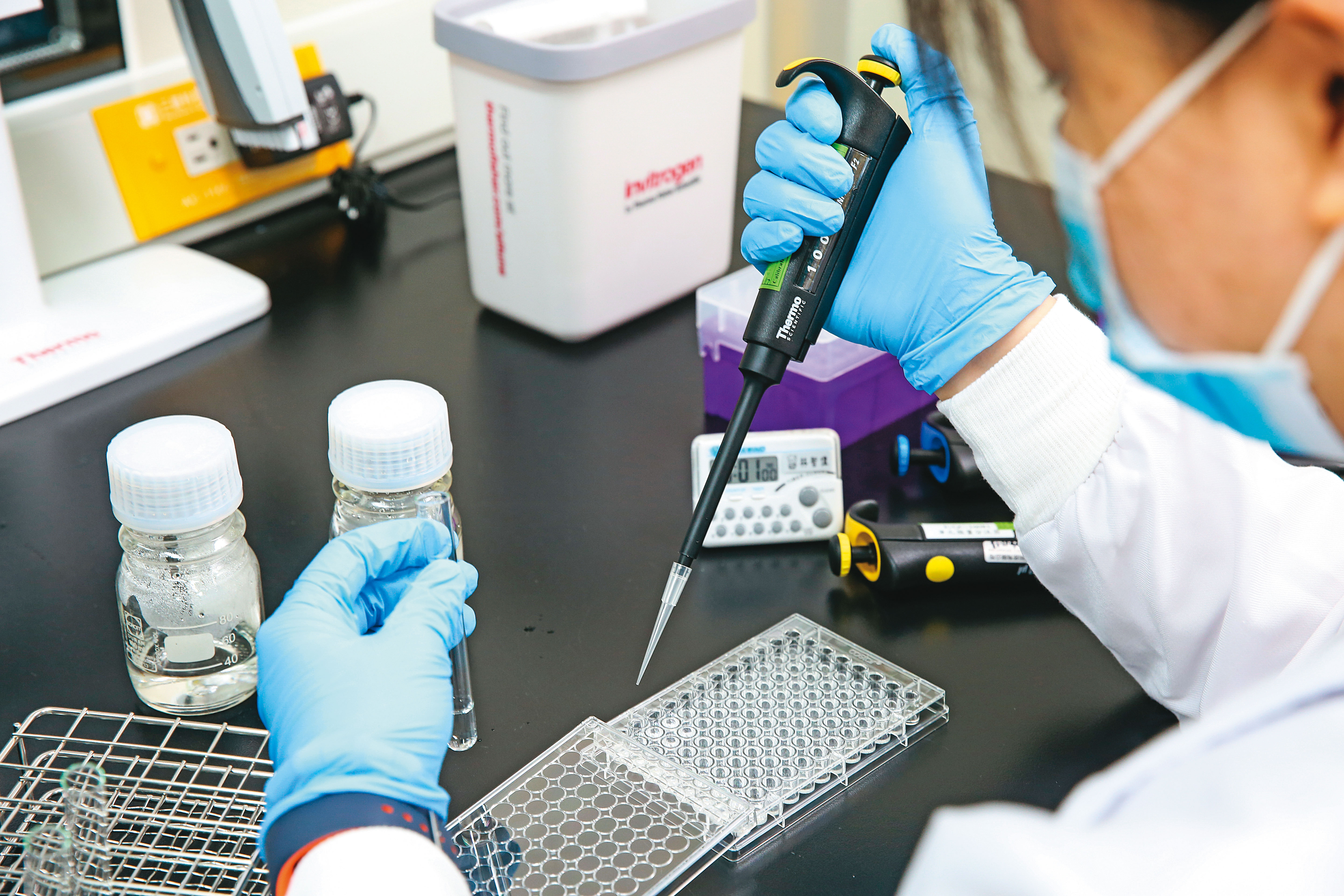 國產疫苗進度備受關注，高端5月中期解盲的初步結果安全性無虞，預計6月10日左右解雙盲可全面得知疫苗的效力及安全性。