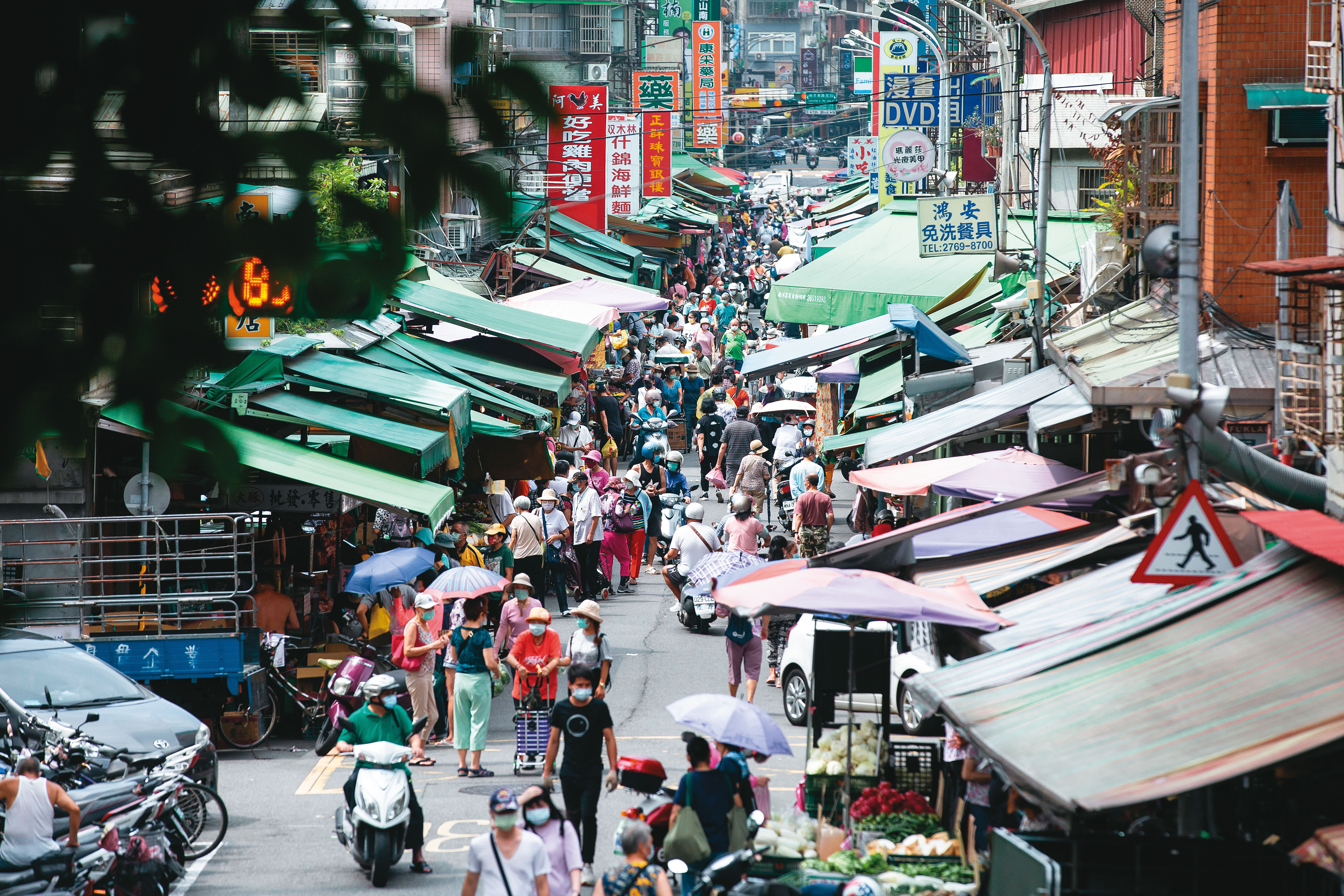 三級警戒的北市一處市場，依舊湧現採買人潮。