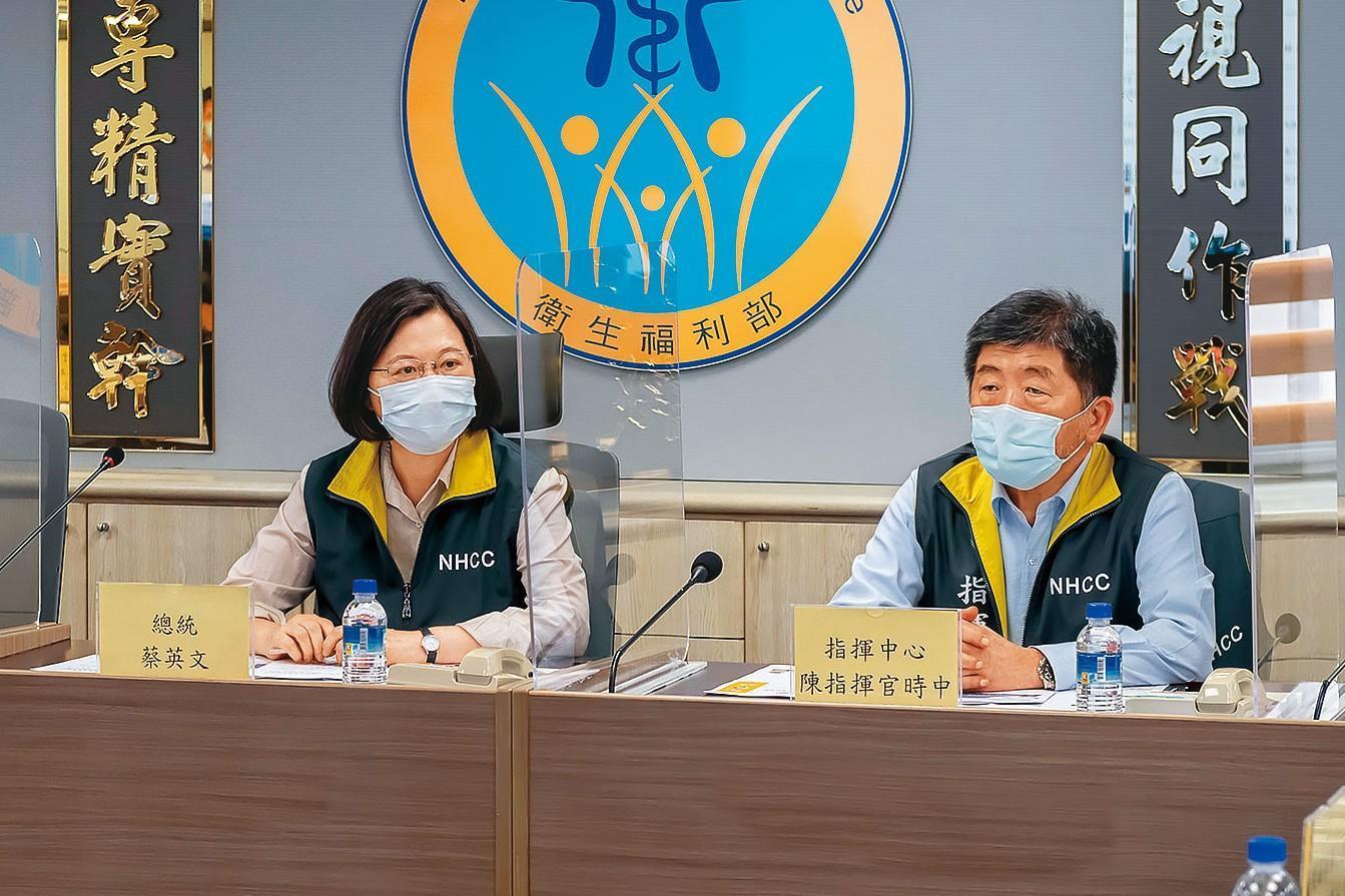 疫苗被視為壓制疫情關鍵解方,府院高層宣示,共購入約3千萬劑疫苗,8月底前會有1千萬劑到貨。其中國產疫苗高端、聯亞已簽約採購1千萬劑。左為總統蔡英文,右為衛福部長陳時中。(總統府提供)