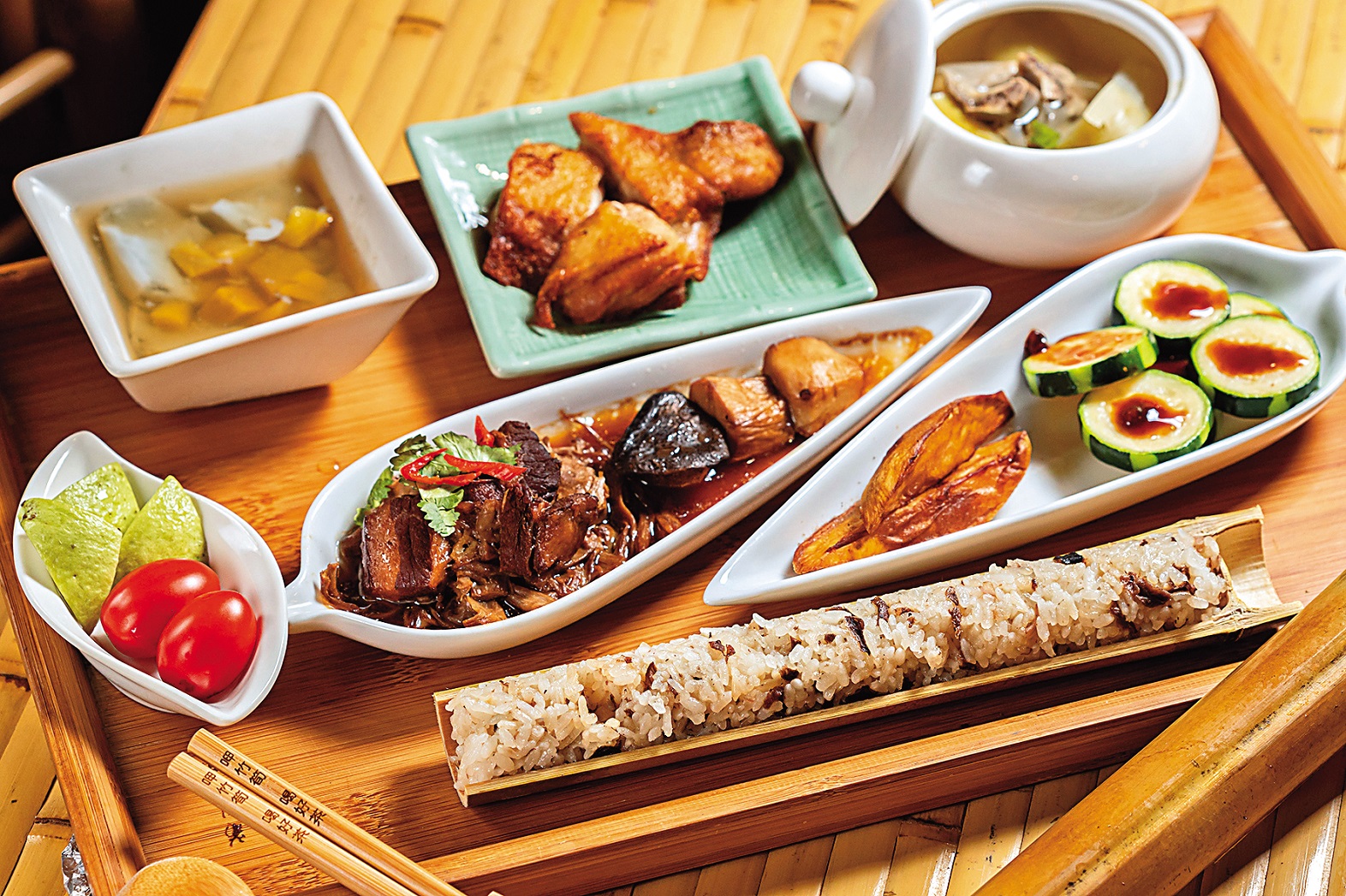 用新鮮桂竹管做成的「竹筒飯套餐」,吃得到帶有香菇與竹香的米飯,搭配筍乾焢肉、筍湯及竹炭嫩豆花都十分好吃。(390元/份)