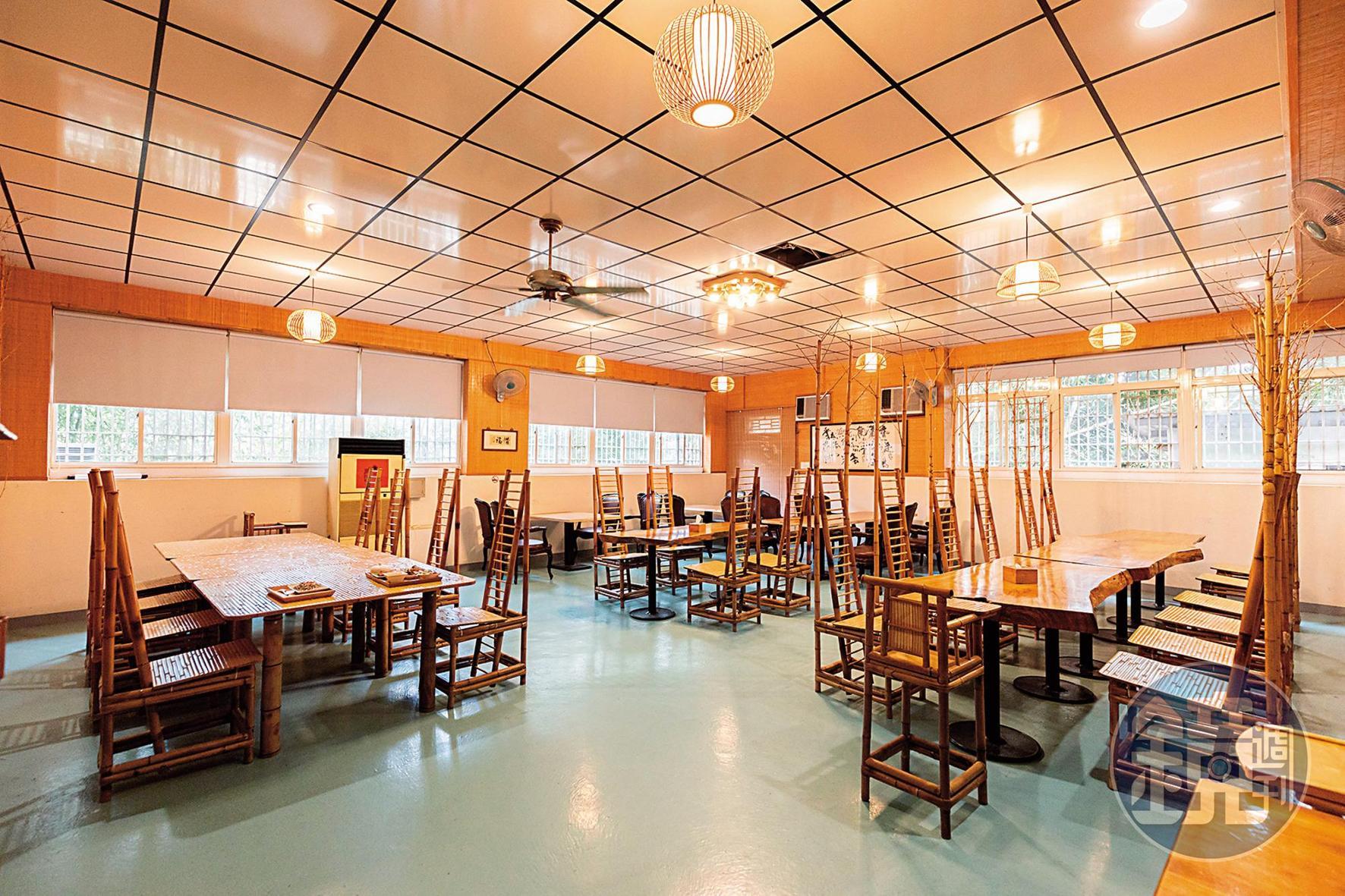 夏天，餐廳內的竹桌椅坐起來格外涼爽。