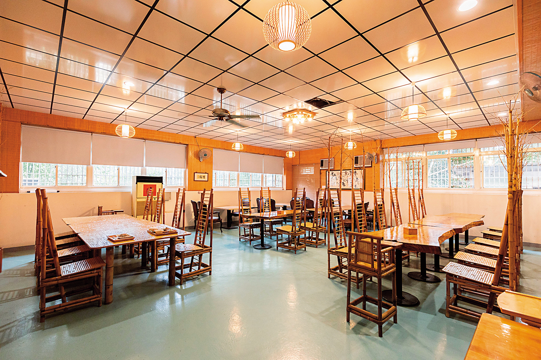 夏天,餐廳內的竹桌椅坐起來格外涼爽。