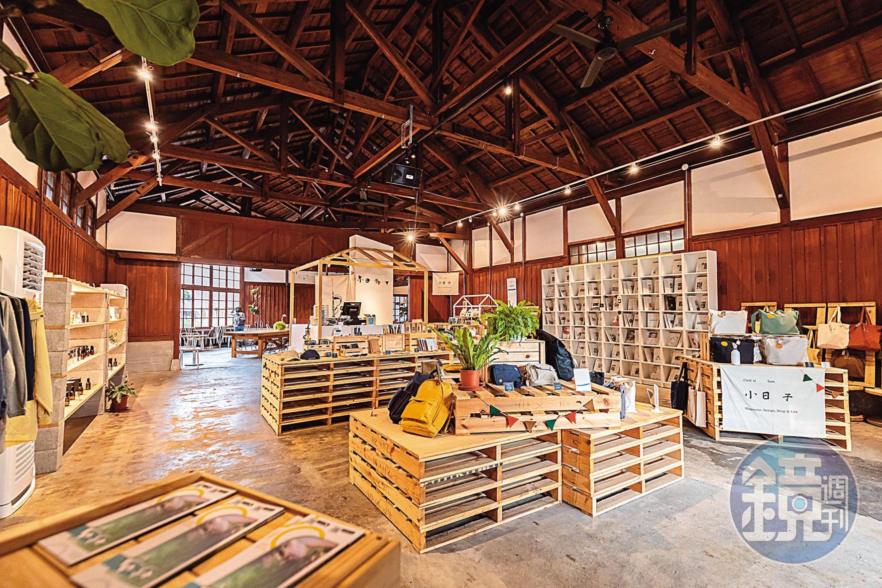 小日子店舖以木棧板做為商品展示台,呼應著日式木造老建築環境。