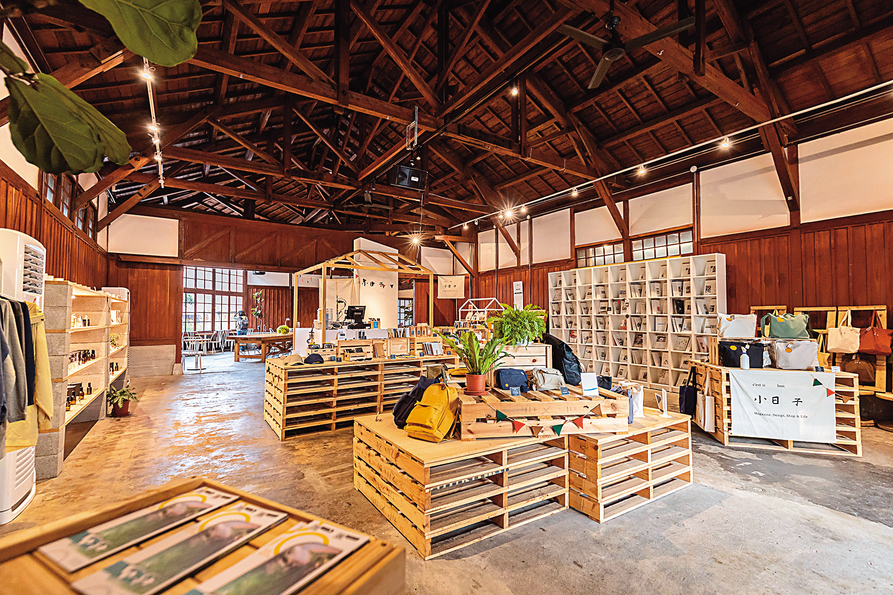 小日子店舖以木棧板做為商品展示台，呼應著日式木造老建築環境。