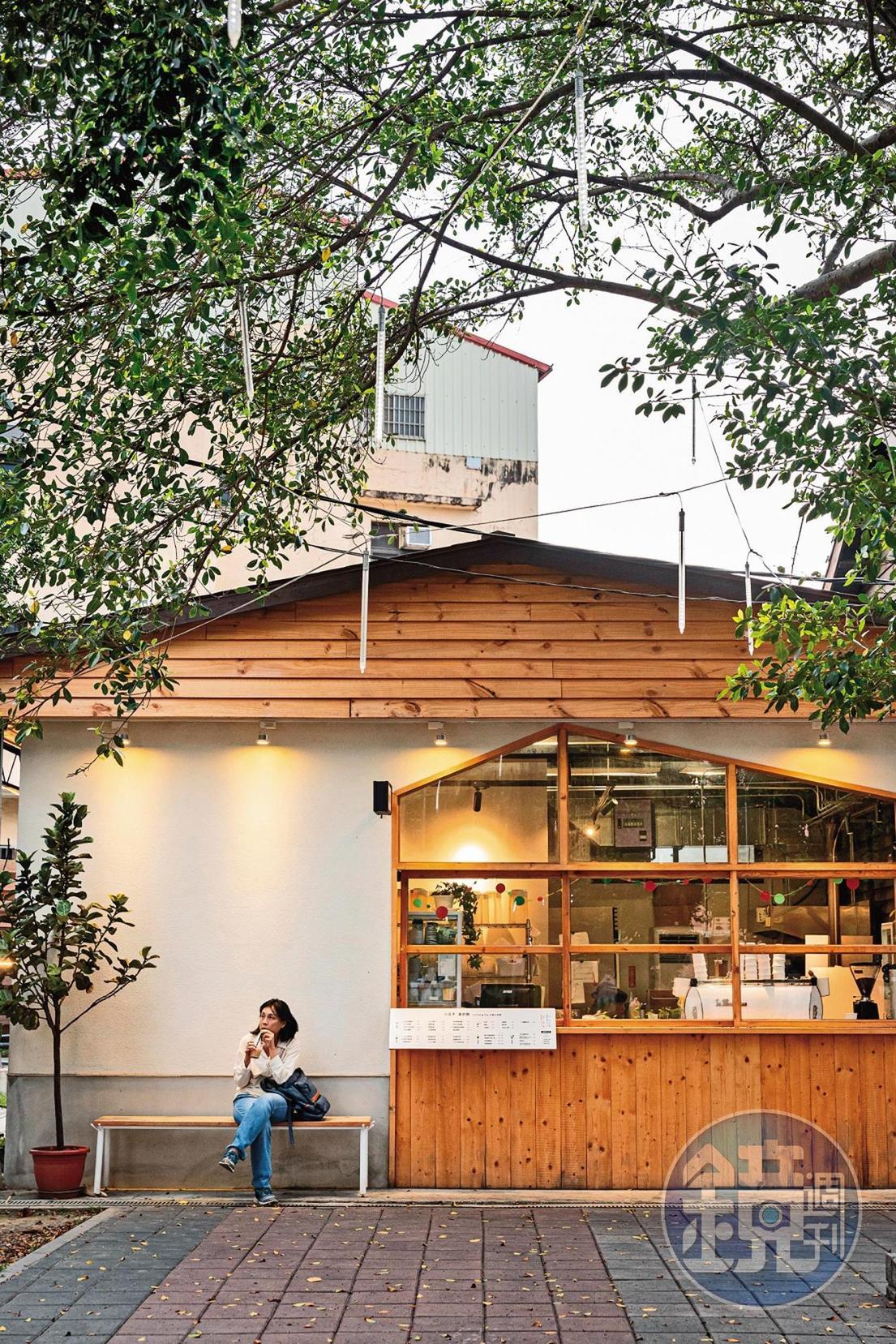 小日子外帶窗口,方便遊客坐在公園納涼喝飲料。