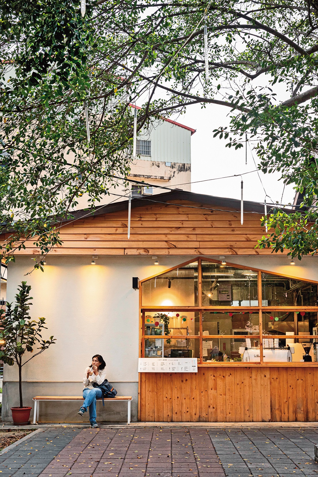 小日子外帶窗口，方便遊客坐在公園納涼喝飲料。