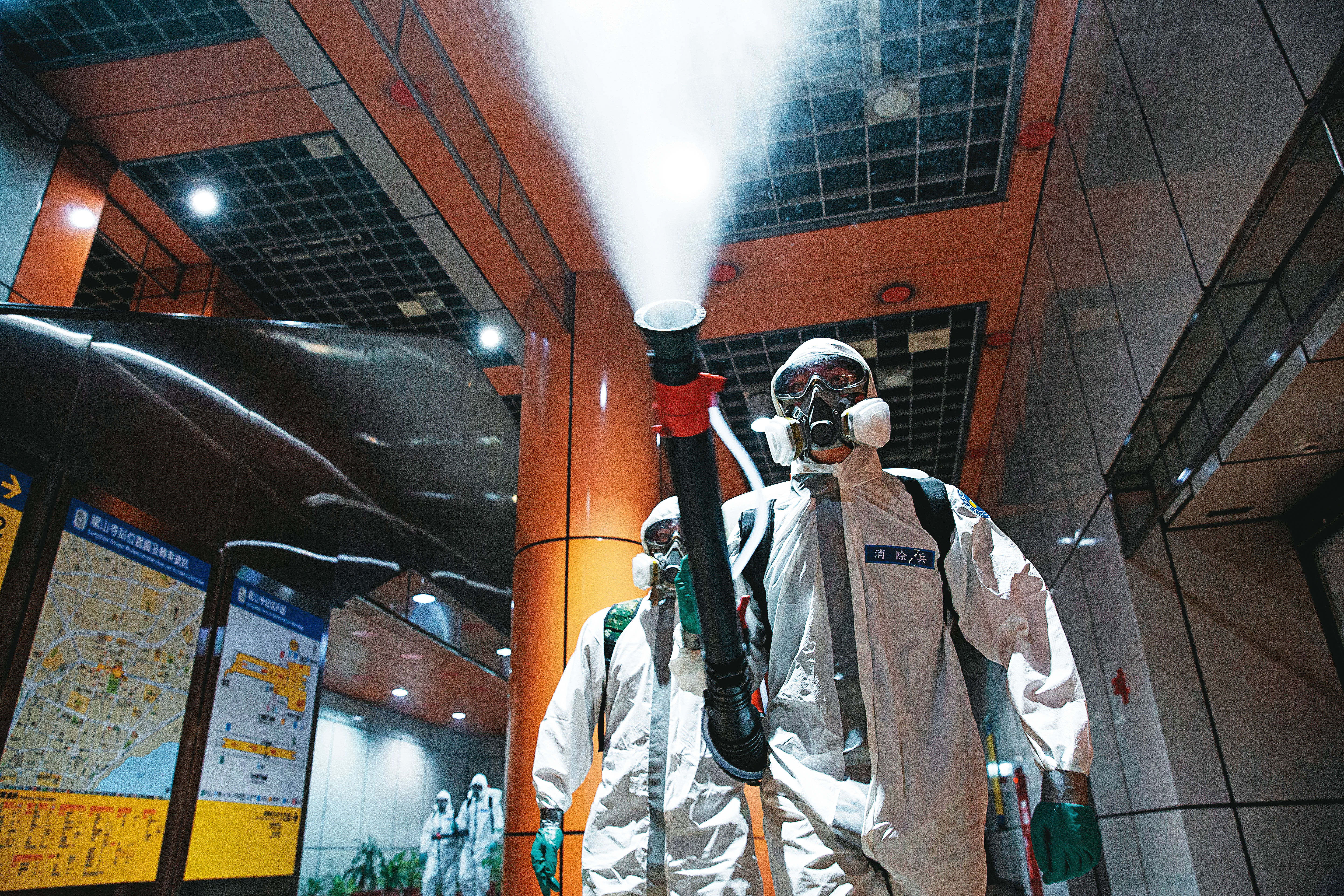 台灣政府除了消毒、防疫，還要面對中國資訊戰的攻擊。