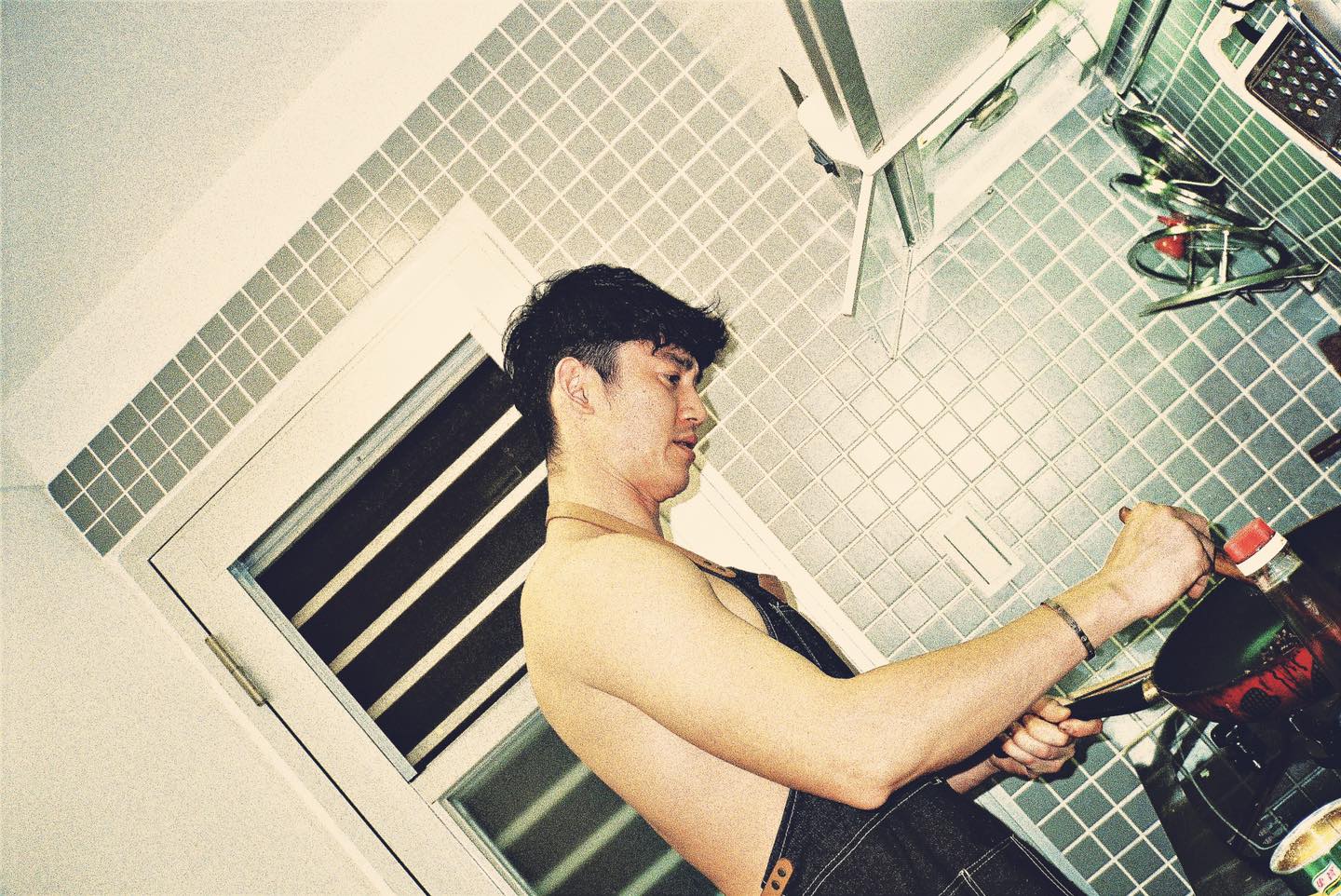 最近明星們都曬作菜照，不過吳慷仁的曬的女友視角比較特別一些。（翻攝自吳慷仁臉書）