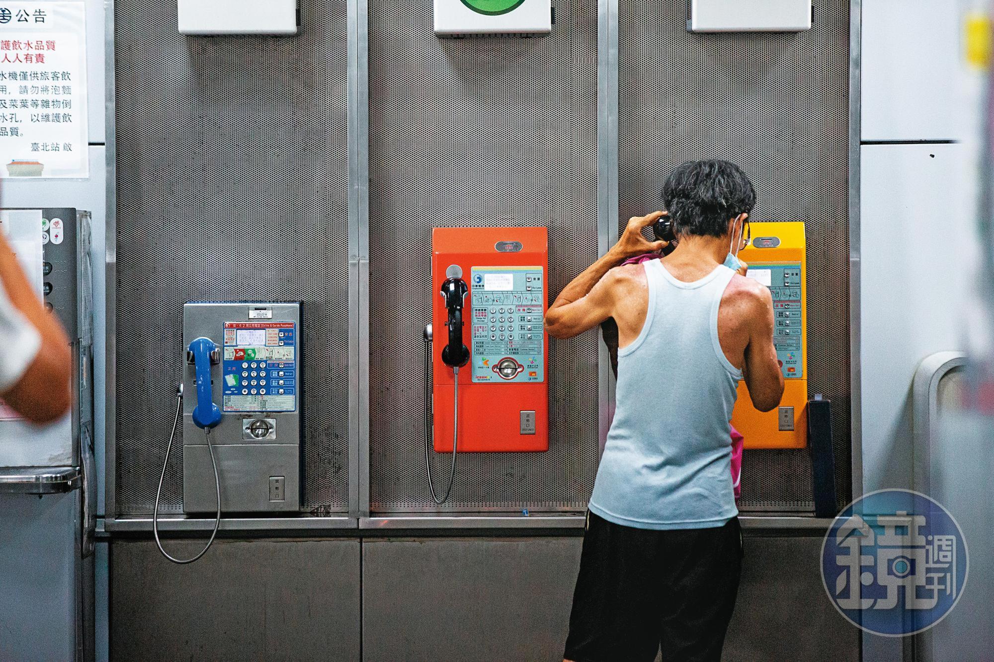 疫情讓公共資源減少，飲水機、充電插座全暫停使用，許多人不知能向何處求助。