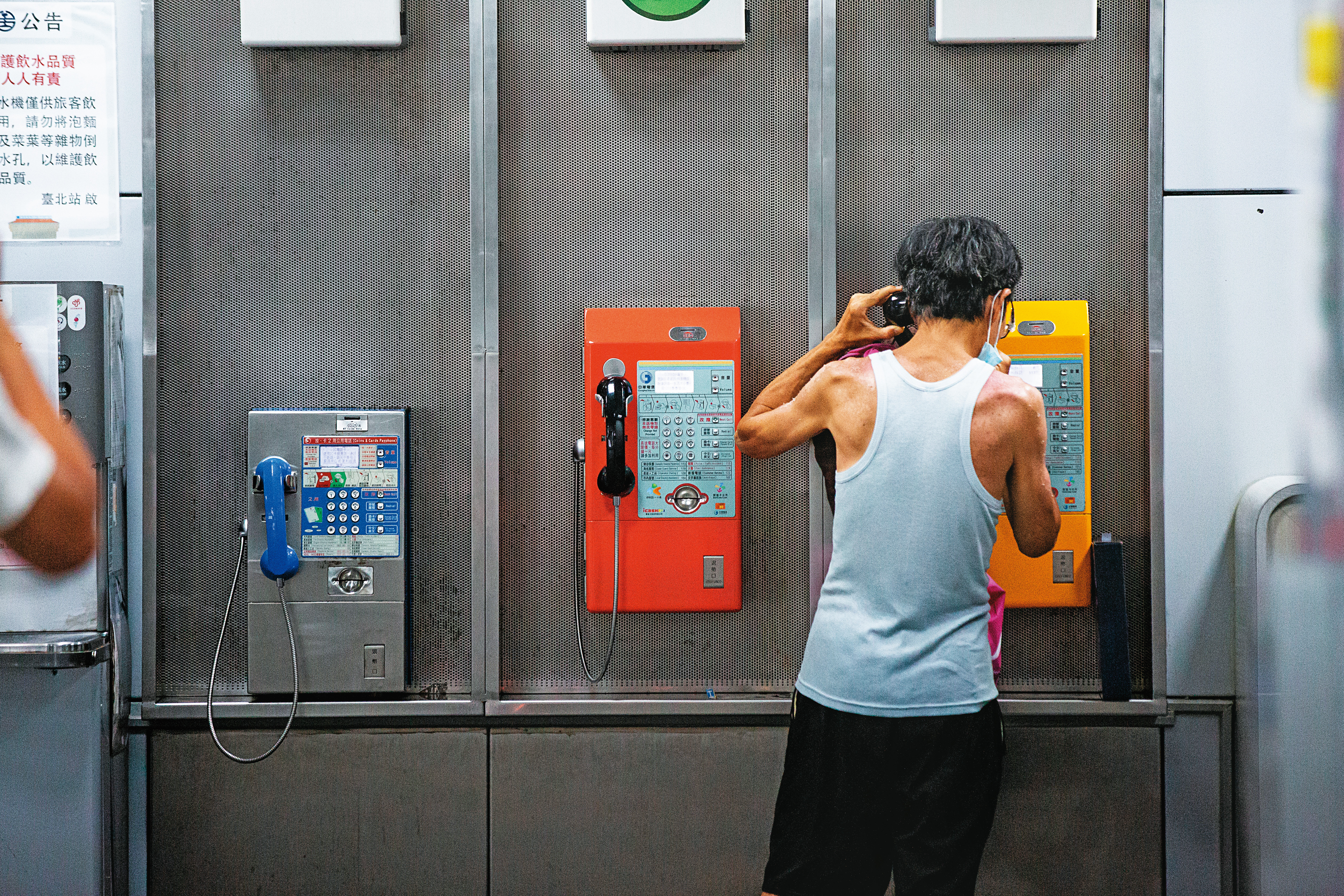 疫情讓公共資源減少，飲水機、充電插座全暫停使用，許多人不知能向何處求助。