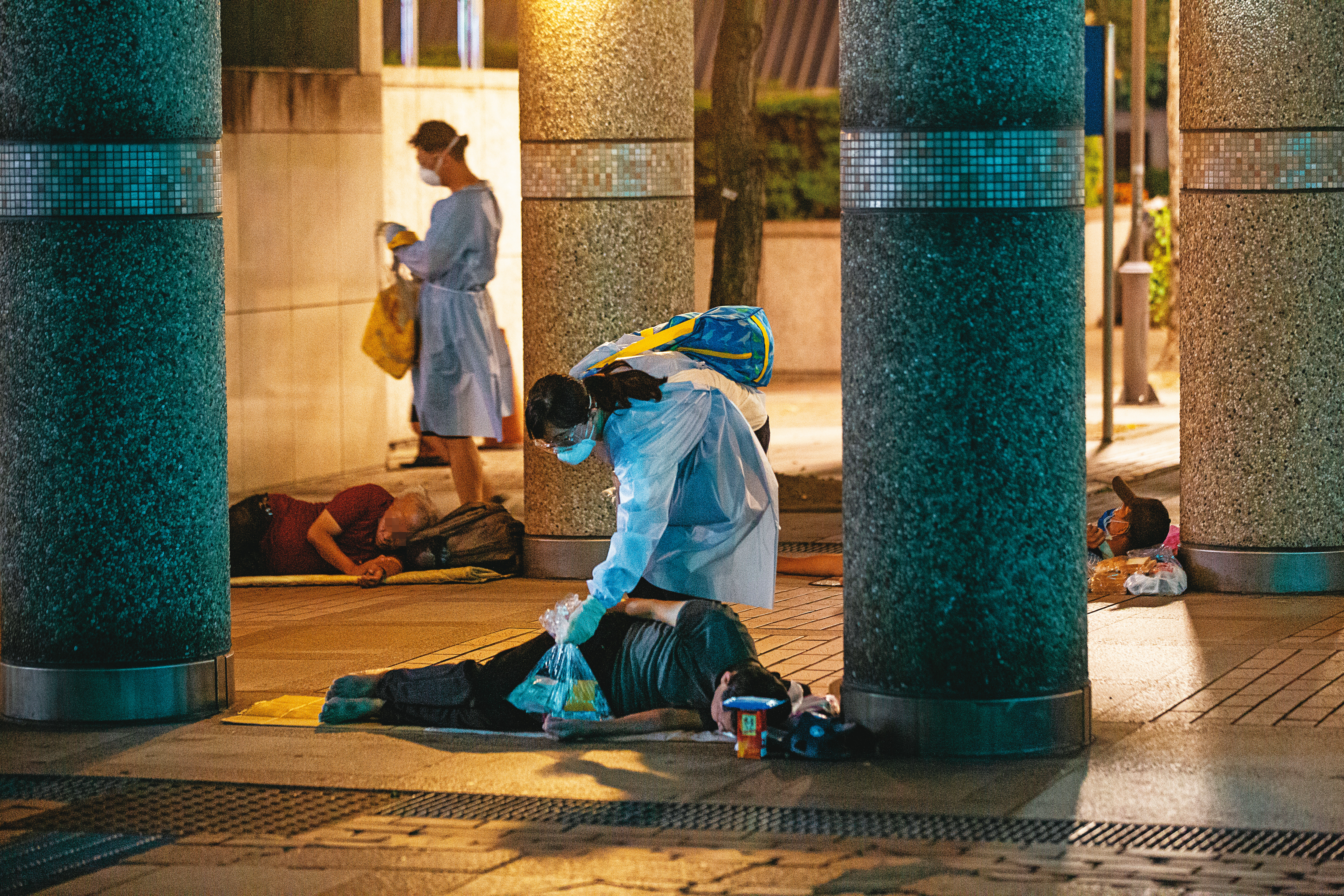 疫情來臨，原本的生活被暫停，無家者仰賴社工帶來物資援助。