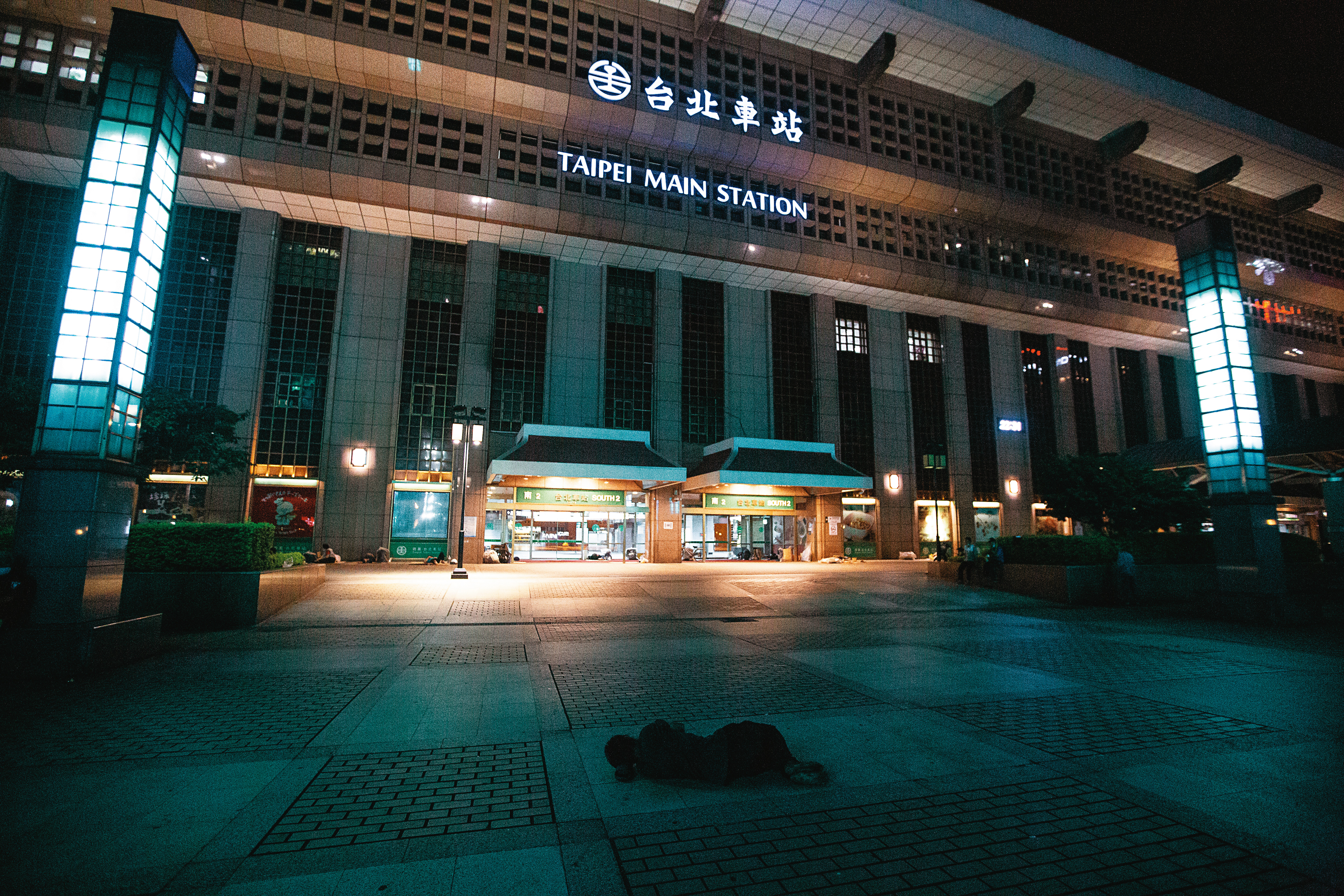 在生命中遭遇關卡的無家者們，圍繞著台北車站生活。