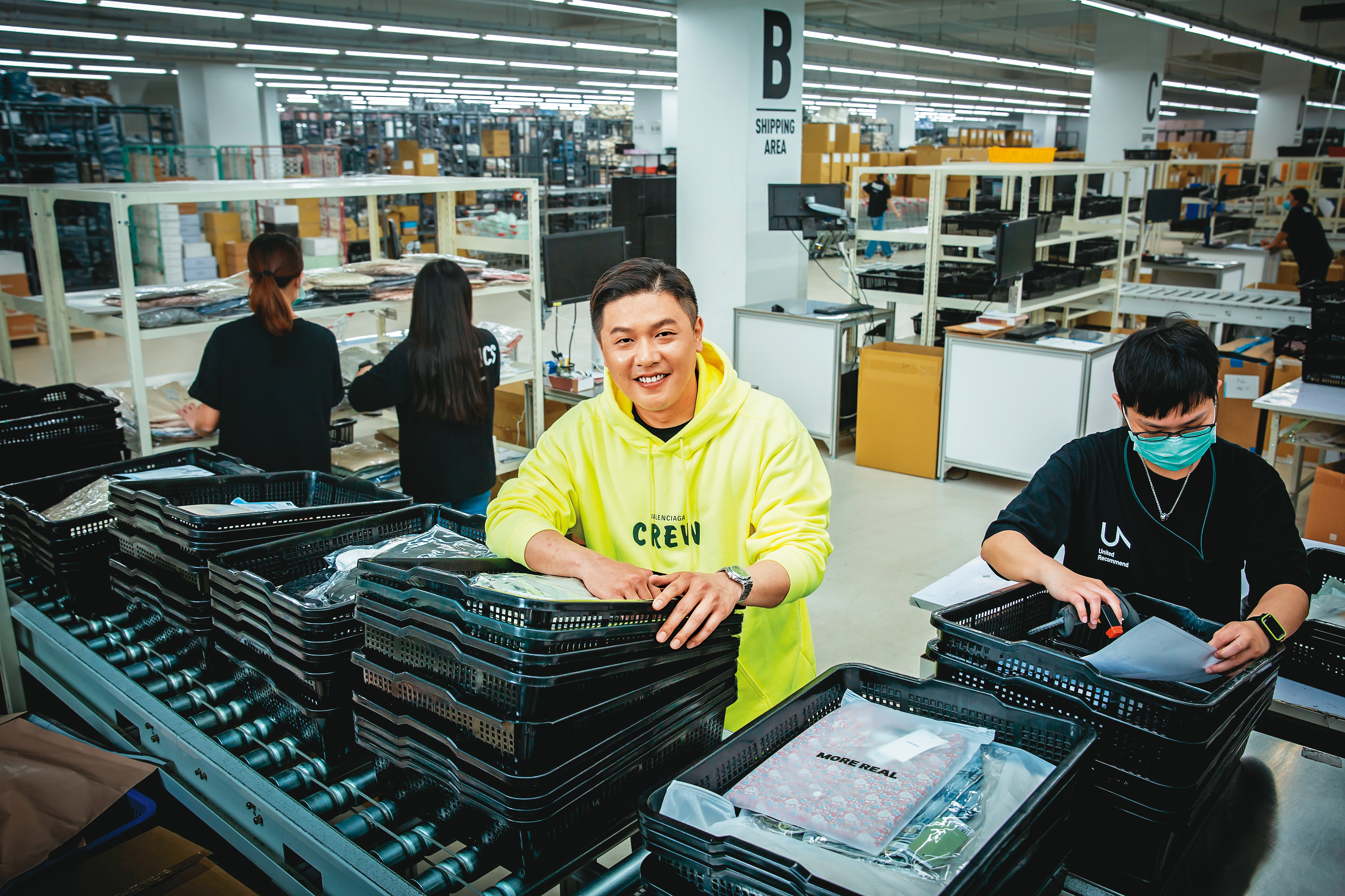 廖承豪（右2）歷經3次失敗後，2010年成功自創品牌PAZZO，陸續與藝人、網紅合資培育新品牌，規模穩坐台灣電商女裝前3大。