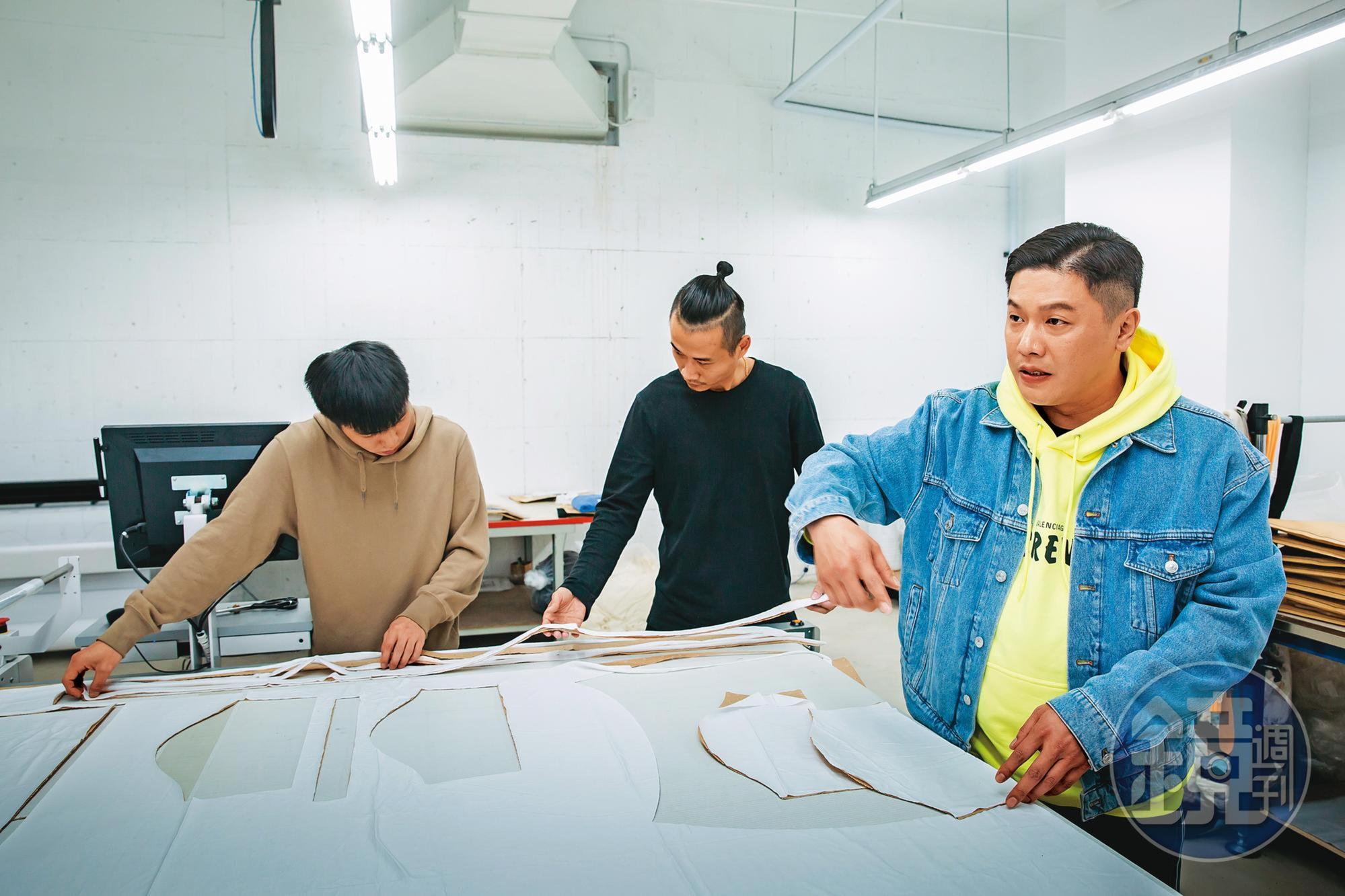 廖承豪(右)的父母經營成衣加工廠,他從小熟悉製衣流程,成為開拓版圖的優勢。
