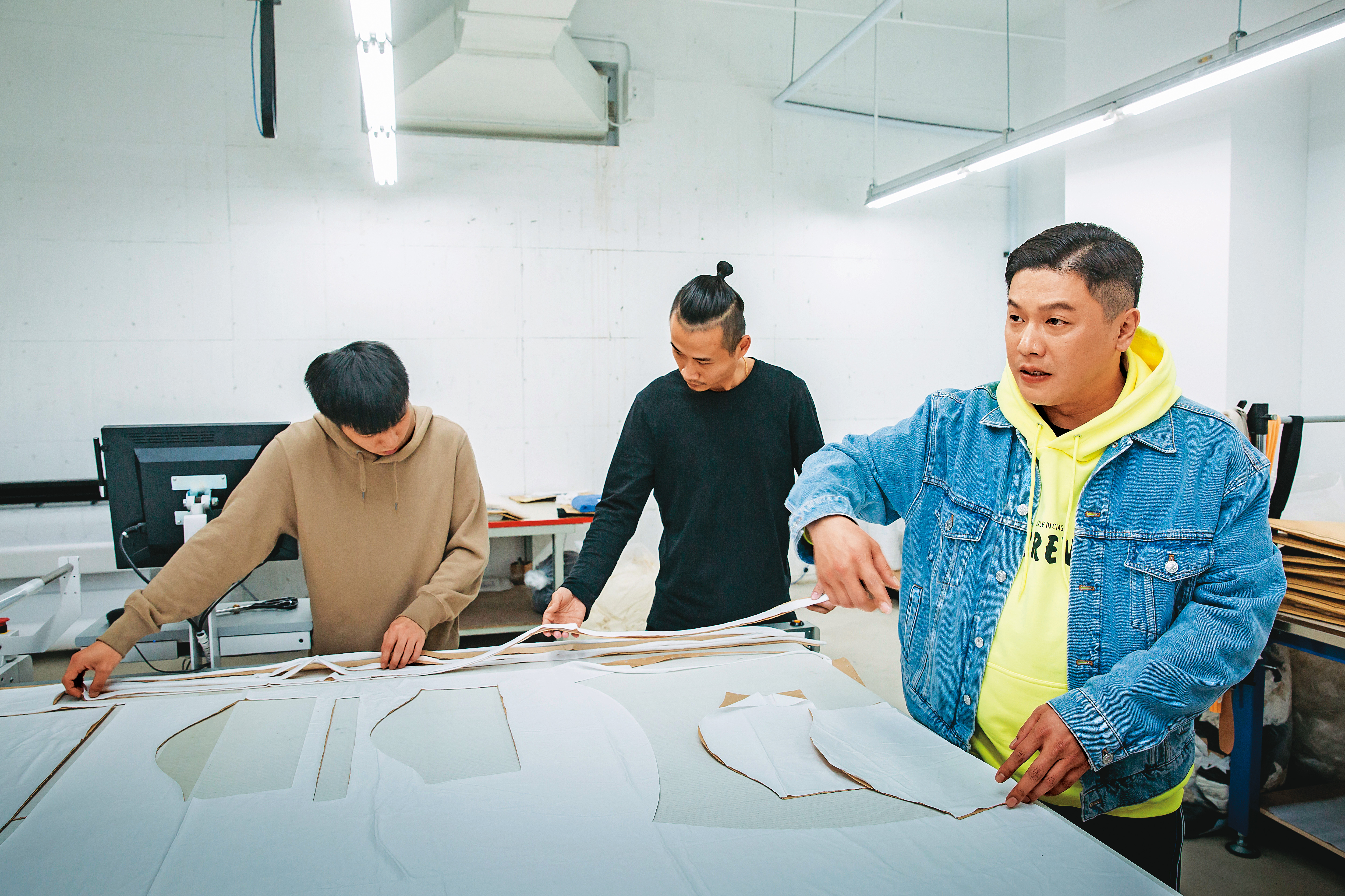 廖承豪（右）的父母經營成衣加工廠，他從小熟悉製衣流程，成為開拓版圖的優勢。