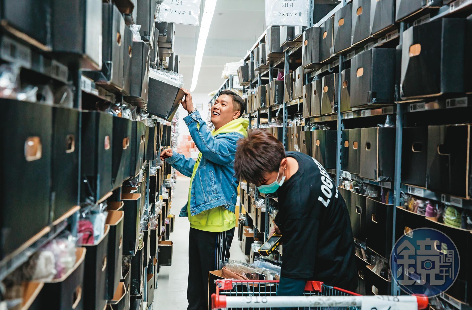 宜蘭是台灣成衣加工的發源地,廖承豪(左)在此布局,進一步整合因工廠外移斷鏈的製造業。