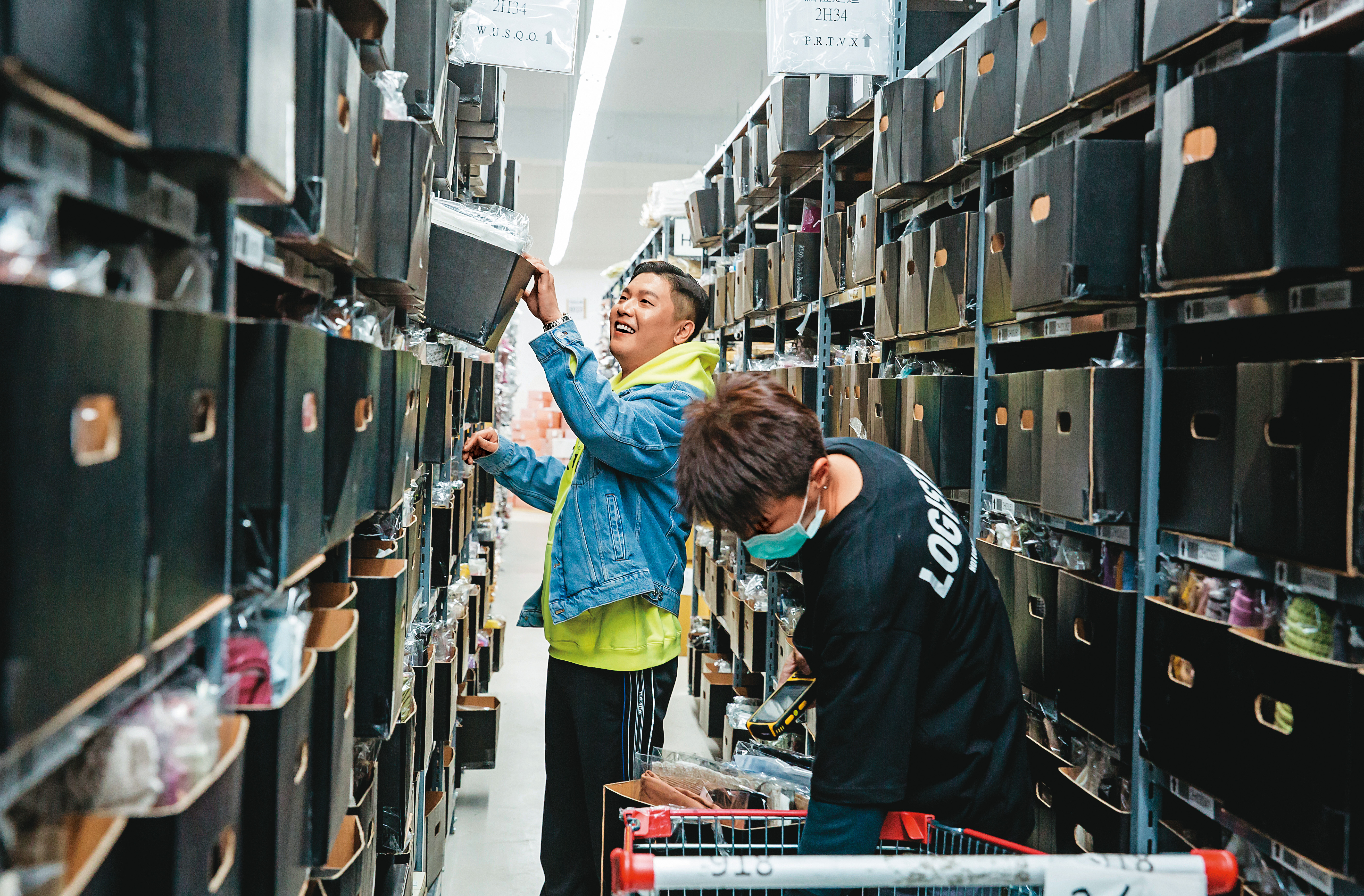 宜蘭是台灣成衣加工的發源地，廖承豪（左）在此布局，進一步整合因工廠外移斷鏈的製造業。