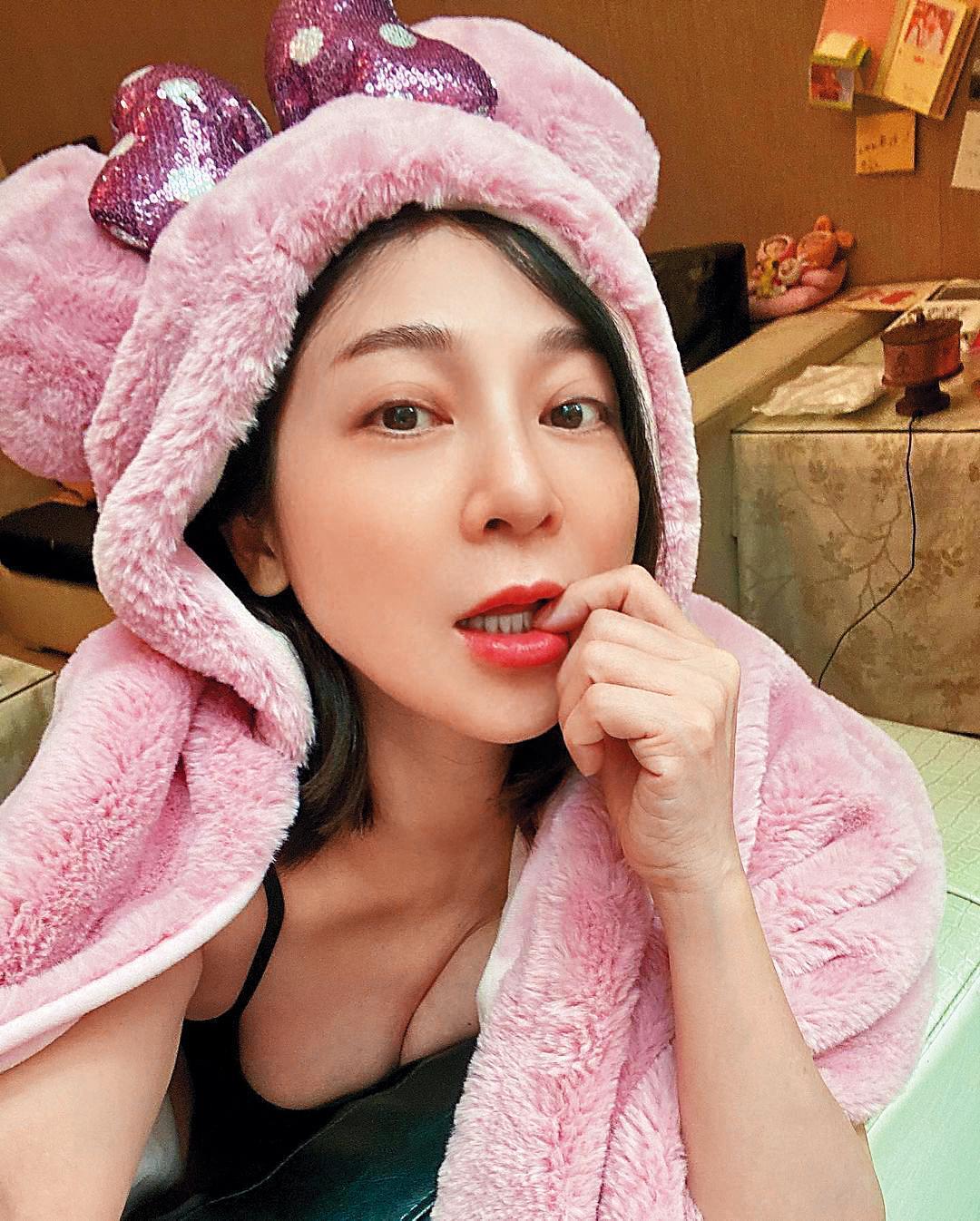 正妹在家防疫發起美照風潮,王彩樺不輸年輕美眉,有乳溝就不會有代溝安捏。(翻攝自王彩樺臉書)