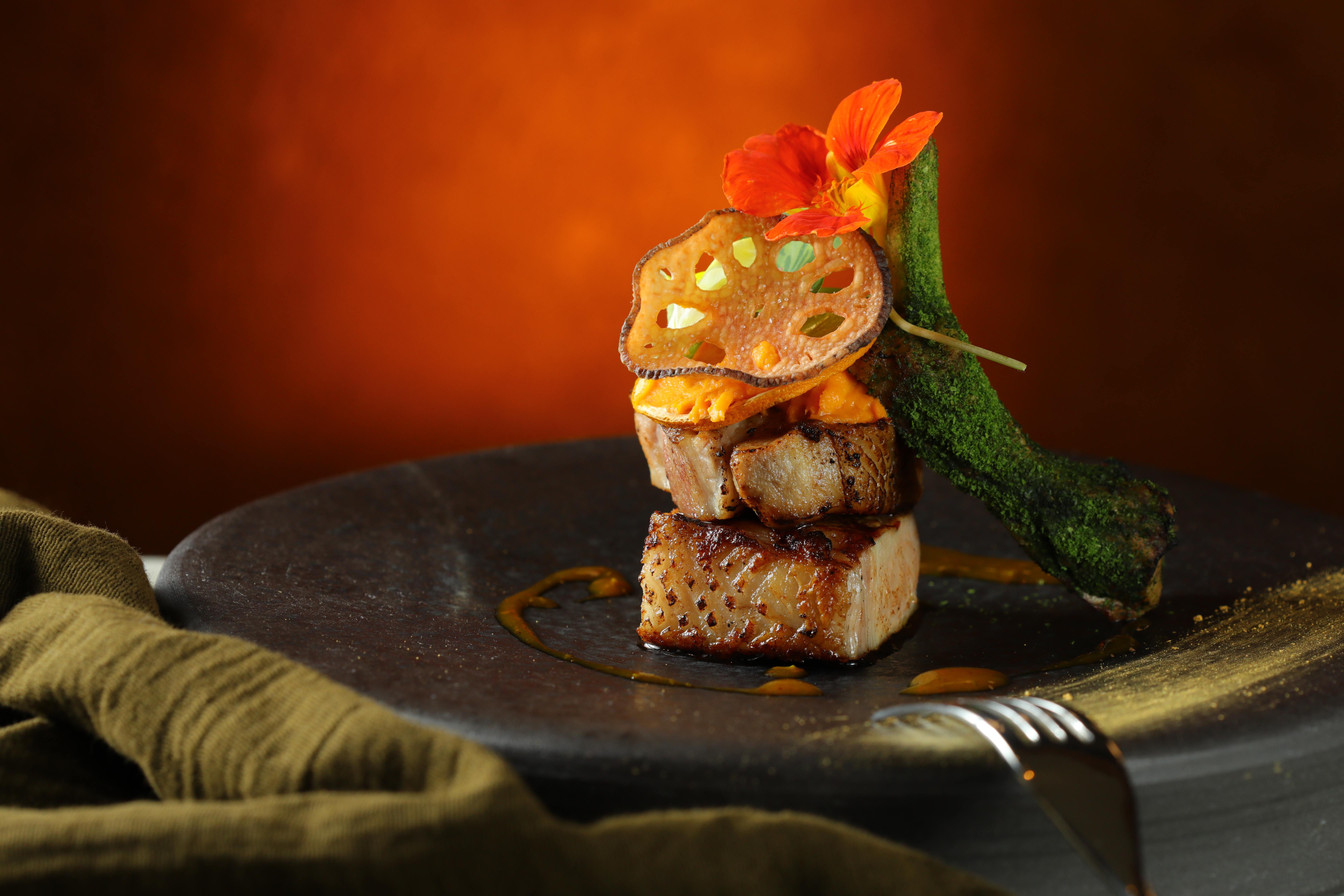 平常只能在店裡吃到的招牌菜「舒肥噶瑪蘭黑豚戰斧」，現在也可直送到家享用。（480元／支，圖為餐廳處理過的狀態，宅配為生食，需自行煎烤）