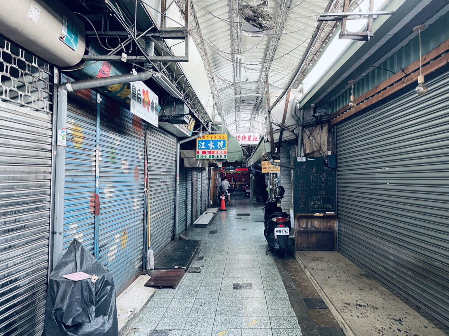 原本熱鬧的飲食街，現在卻只剩鐵門拉下的景象。（謝小五提供）