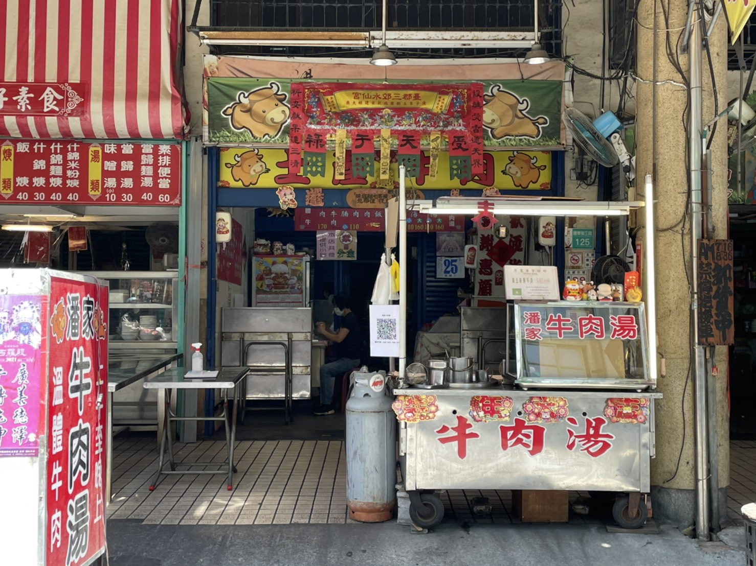 台南小吃店家原本何時皆有人潮，如今只見疫情下的不安與寂寥。（謝小五提供）