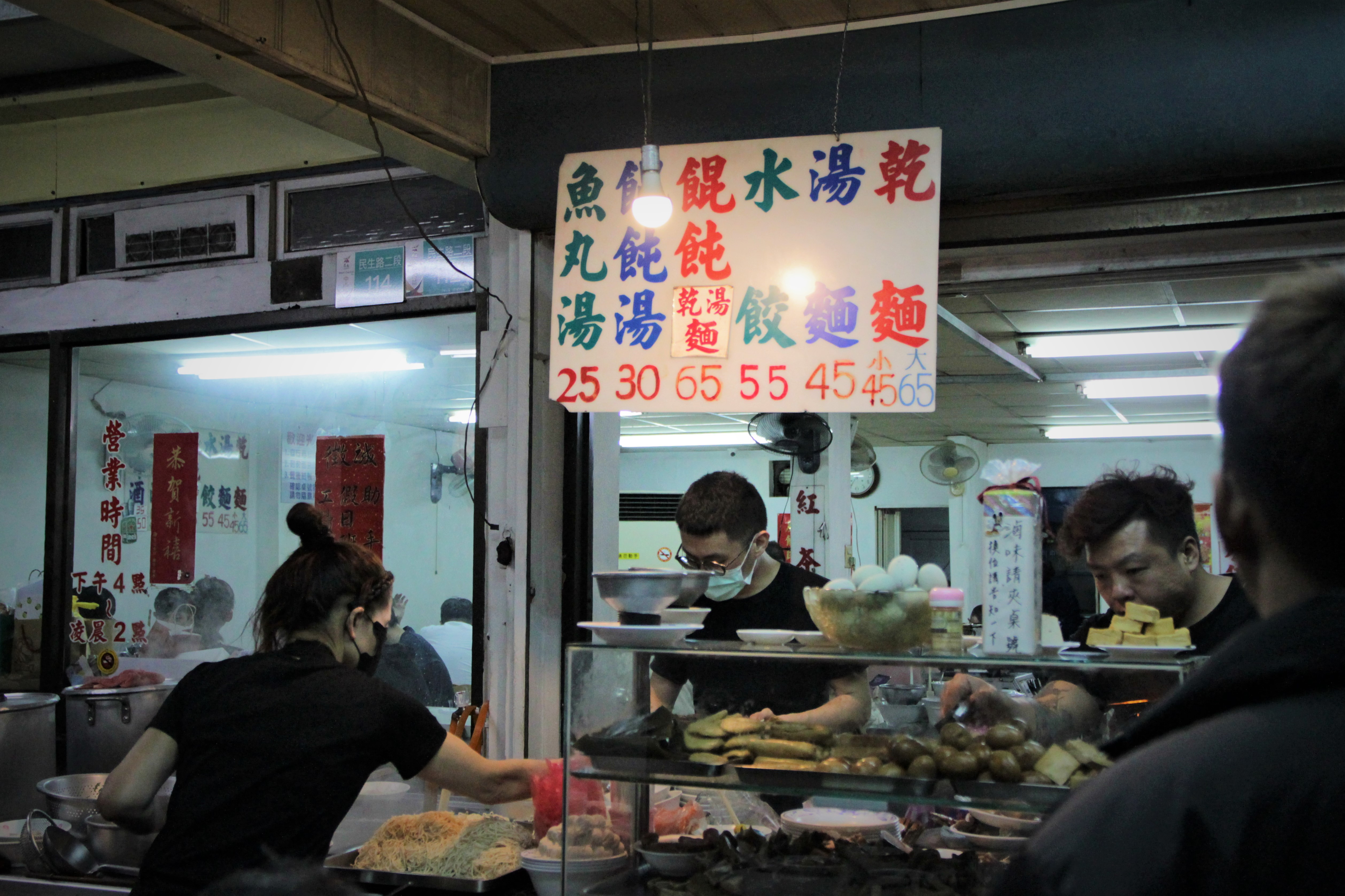 謝小五亦擔憂各家老店前的人龍、餐檯忙碌之景，隨著疫情再不復見。