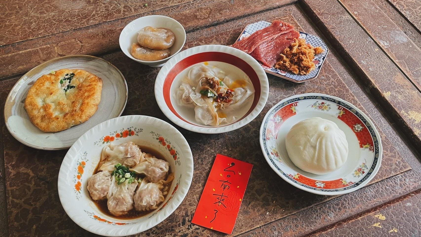 「府城老字號美食包」把一桌道地台南味攢便便。（含鄭記蔥肉餅X2、明新香菇蛋黃肉包X2、祿記水晶餃 1盒、阿瑞意麵雲吞 1盒、滿點大雲吞紅油抄手1盒及村味珍肉脯鋪肉乾1包，謝小五提供）
