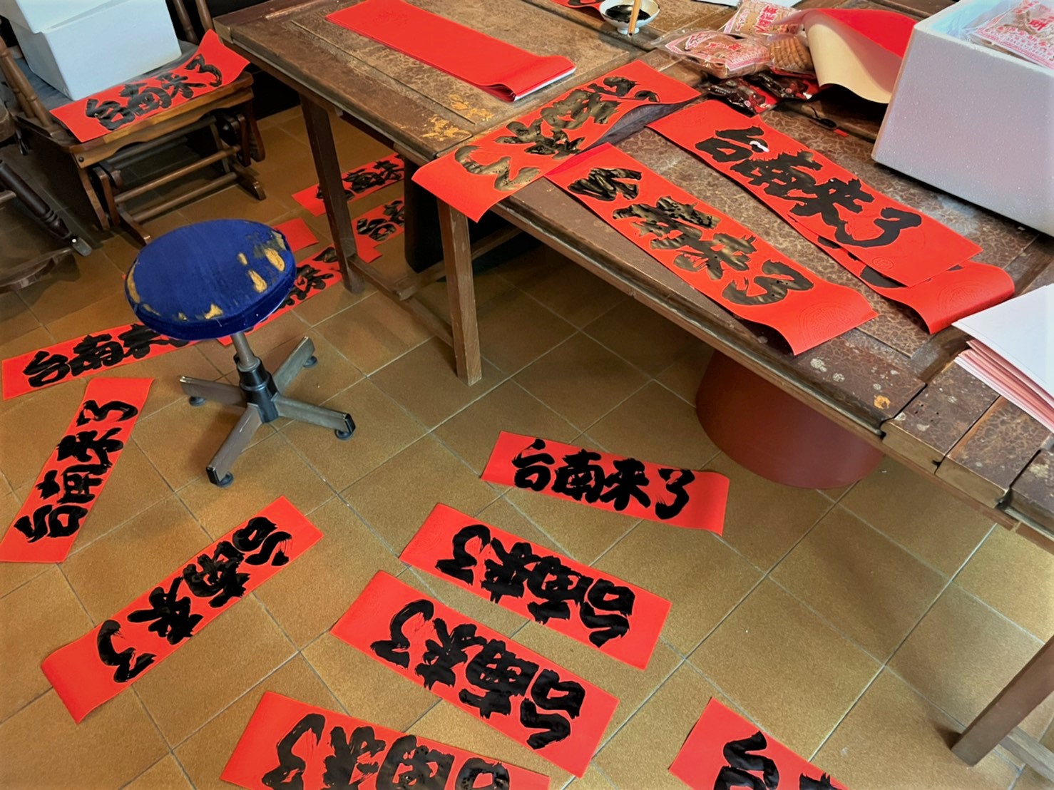 每一份「府城老字號美食包」裡，都放了一張親筆寫的「台南來了」揮春，並蓋上「台南 謝宅」的印，老派、鄭重的台南美好收入包中。（謝小五提供）