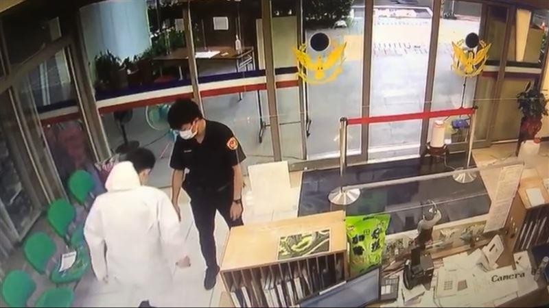 警消獲報穿著隔離衣前往處理，並請示新北地方檢察署是否需要移送偵辦。（翻攝畫面）