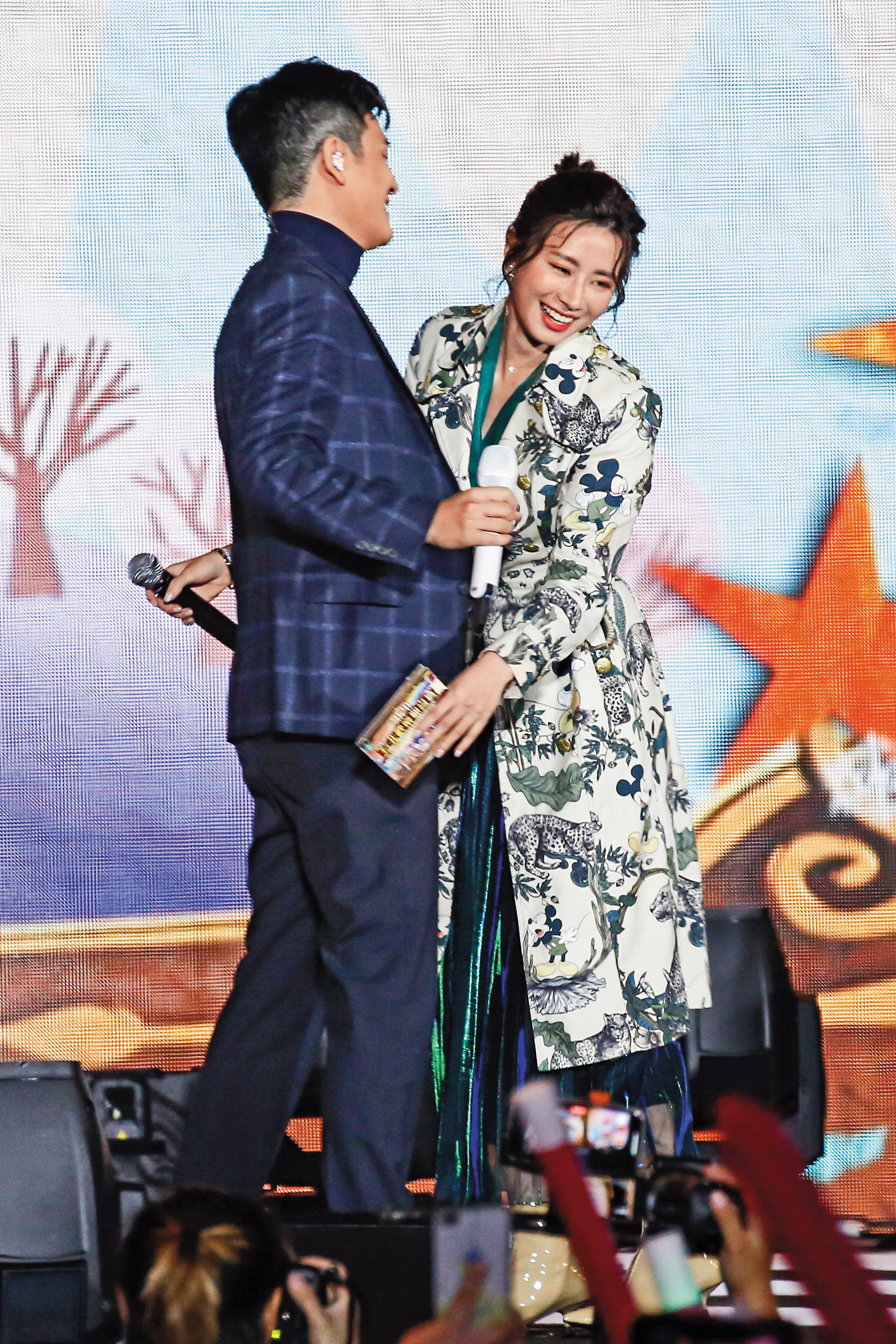 周興哲（小圖）與趙岱新傳出分手後2個月，在新北歡樂耶誕城巨星演唱會重逢，兩人雖相擁卻略顯尷尬。