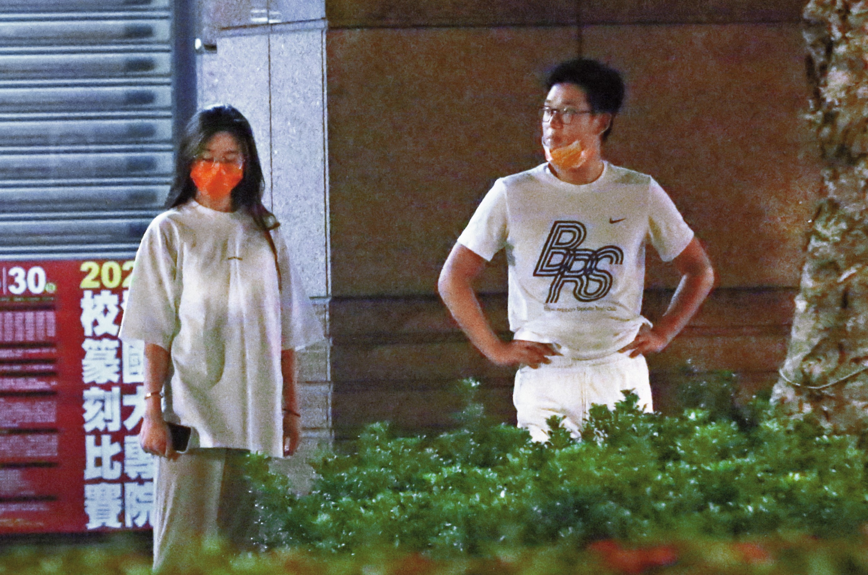 5月25日23：38，周興哲（右）跟趙岱新（左）一身居家裝扮出門，帶著愛犬「蕭邦」到住家附近散步。