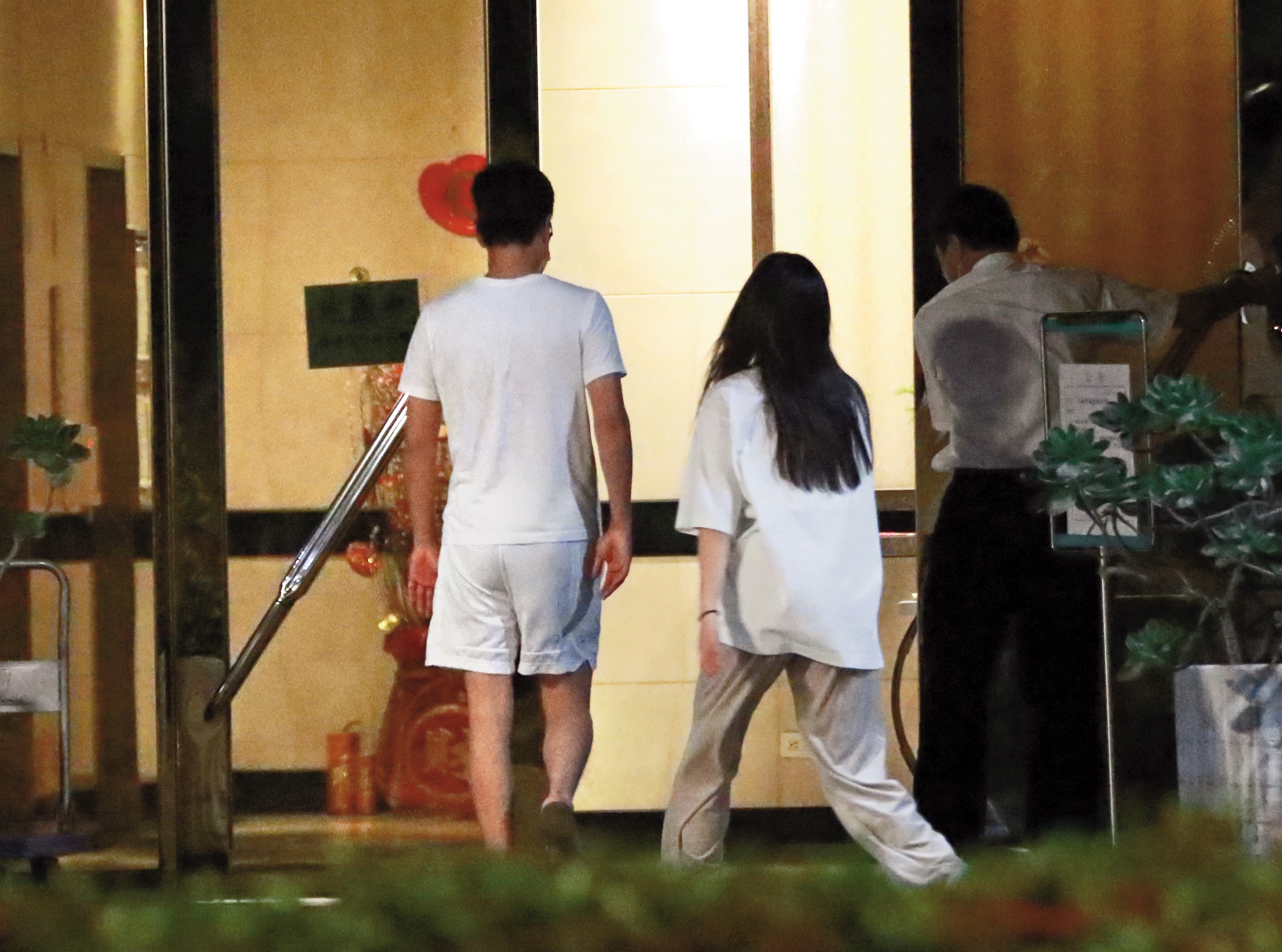 23：43，周興哲（左）與趙岱新（中）如同老夫老妻，一起回到住家，共度一夜。