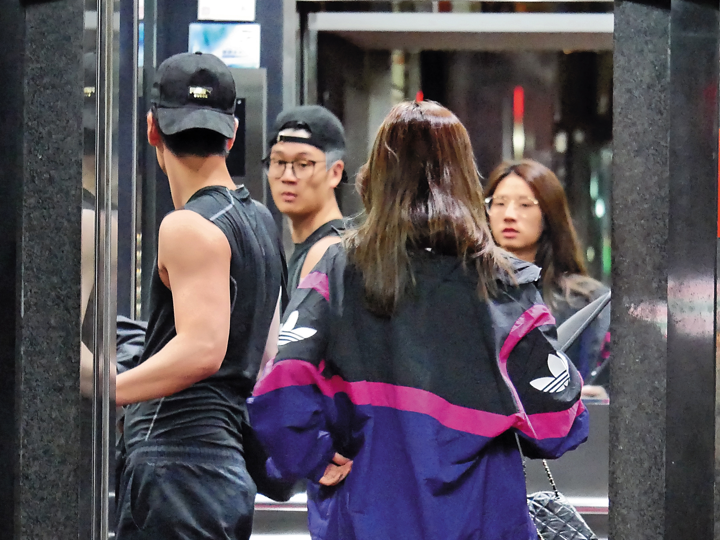 周興哲（左）與大他6歲的趙岱新（右）相戀，兩人經常同進同出