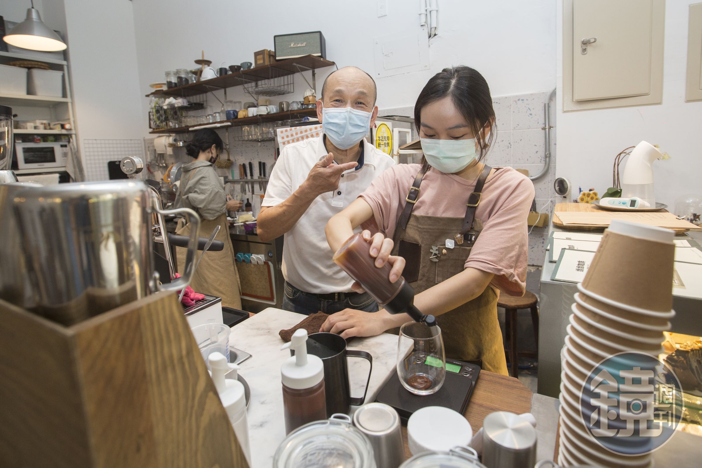 高全能（左）的女兒在景美夜市商圈經營嬌嬌咖啡，他有空時都會去幫忙洗杯子。
