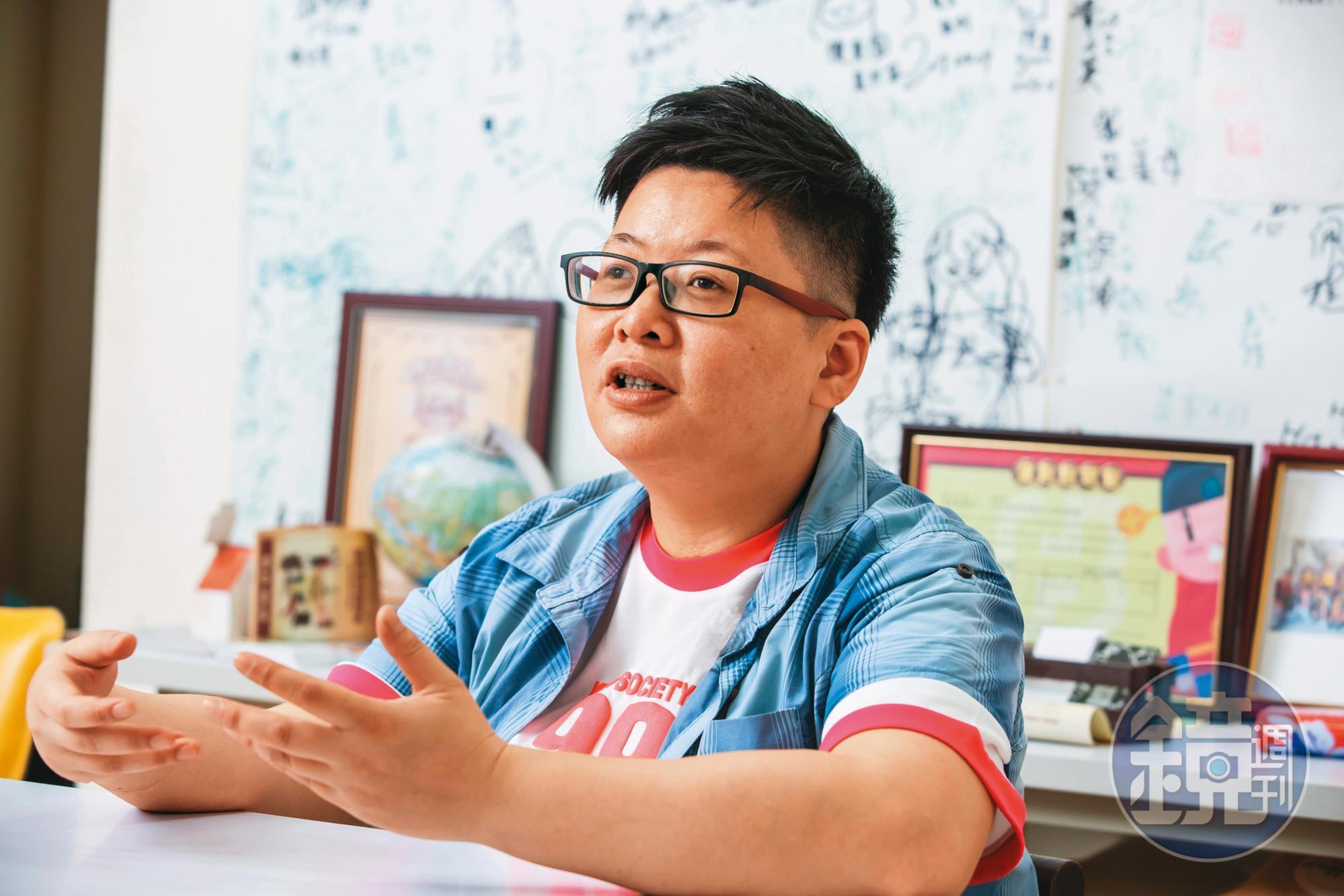 這波疫情在萬華爆發後,人稱「涼粉」的辜凱鈴立刻歇業,開始募集物資,幫助弱勢家庭與街友。