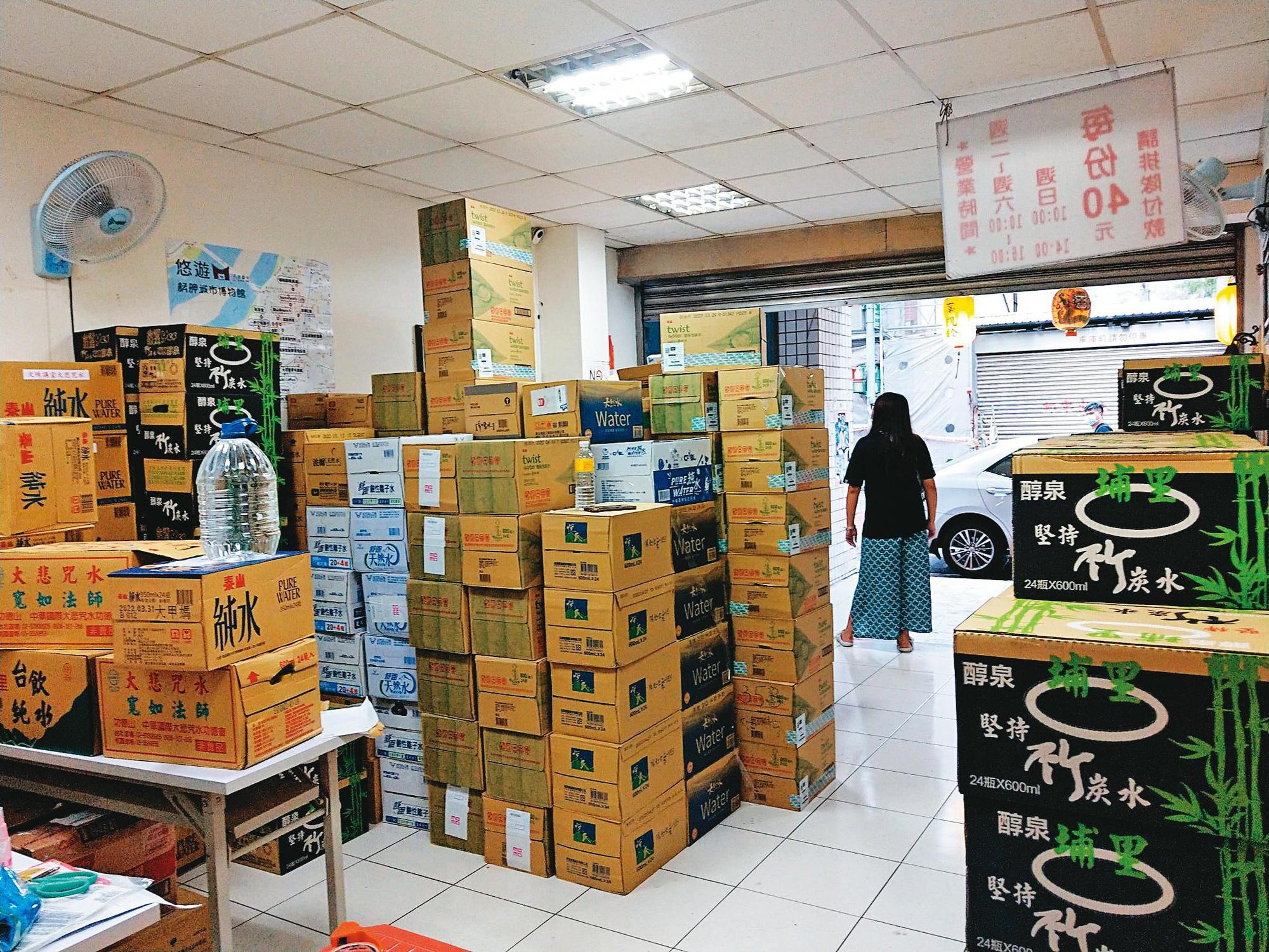辜凱鈴在疫情爆發後,第一時間把店面變為物資集散地,每天會有上百樣東西、上百箱的水送進來又轉出去。(翻攝自人生百味粉專)