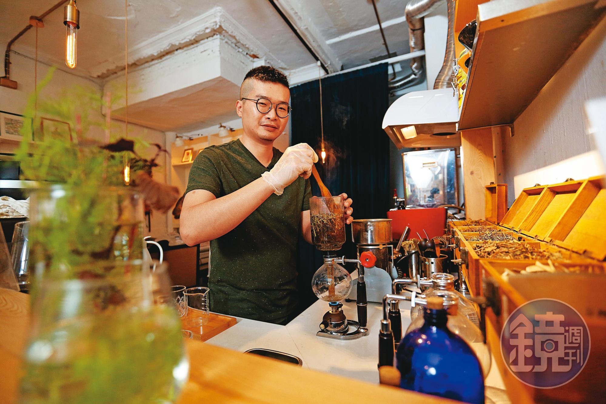 李俊頡是第一波參與物資動員的萬華店家,他捐出魚腥草茶包指定給第一線的警消、志工。