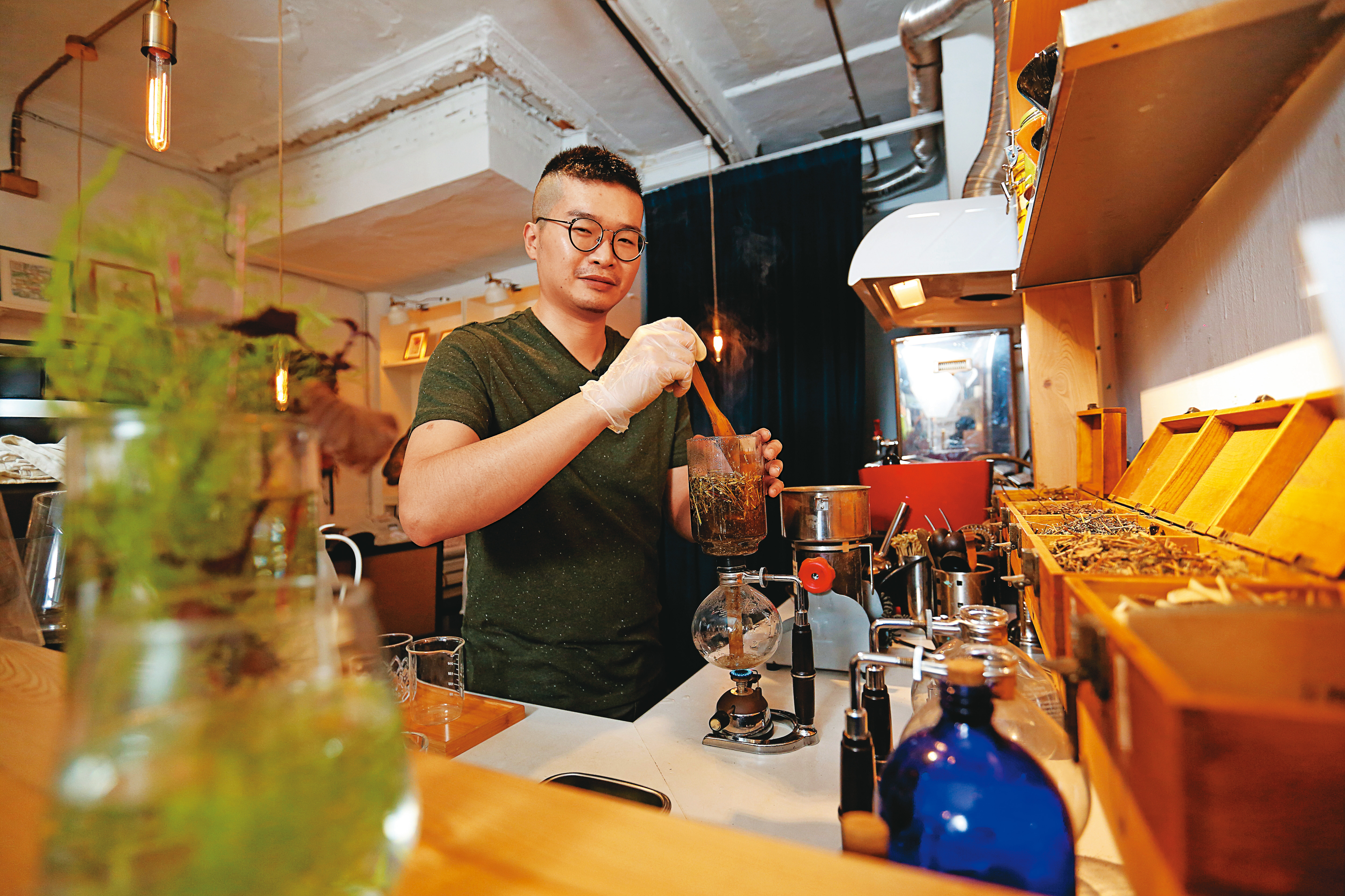 李俊頡是第一波參與物資動員的萬華店家，他捐出魚腥草茶包指定給第一線的警消、志工。