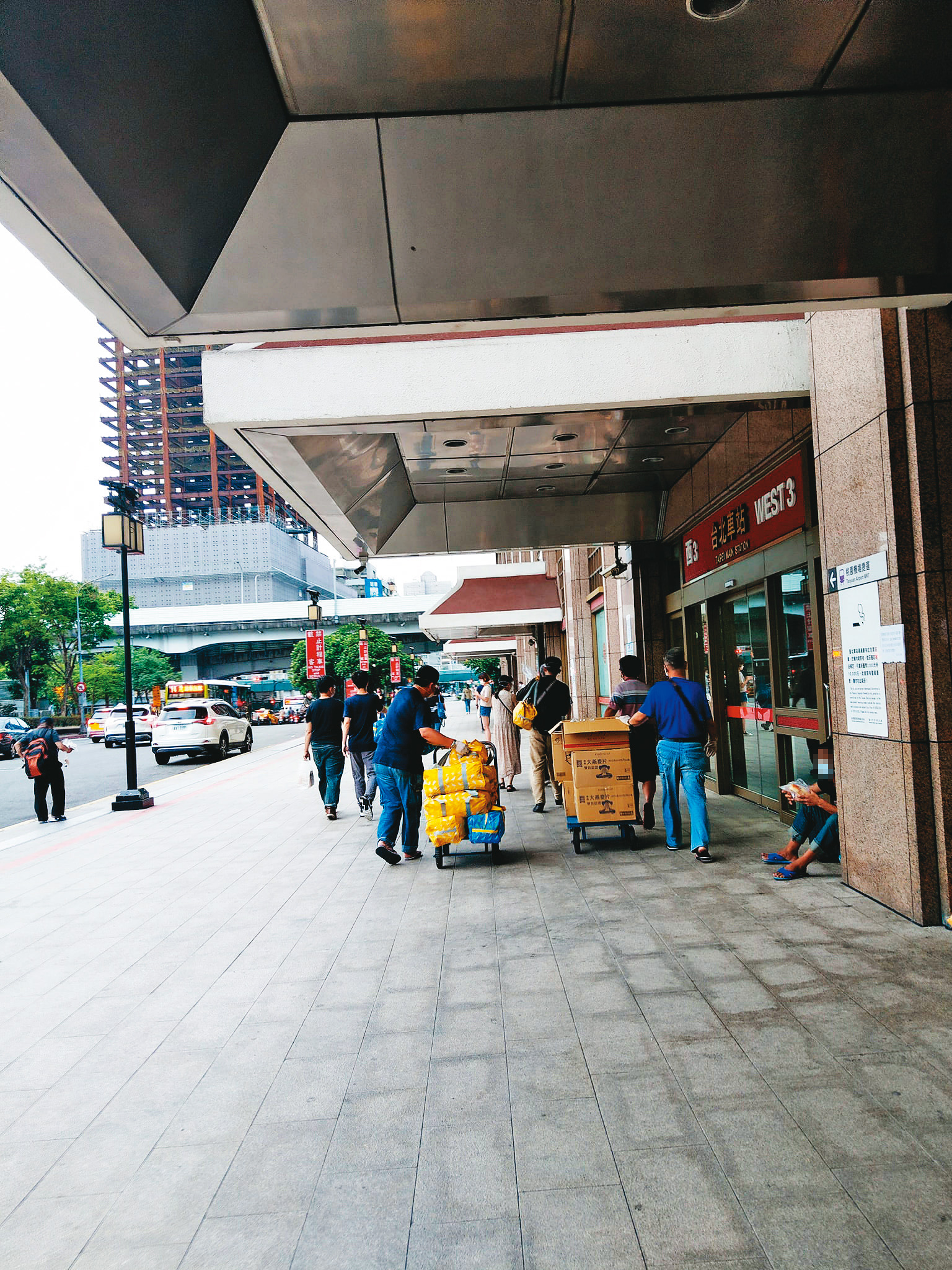 人生百味負責的區域為台北車站，工作人員將募集到的乾糧、礦泉水等分送給街友，避免他們因飢餓、飲水不夠移動，造成防疫破口。（翻攝自人生百味粉絲專頁）