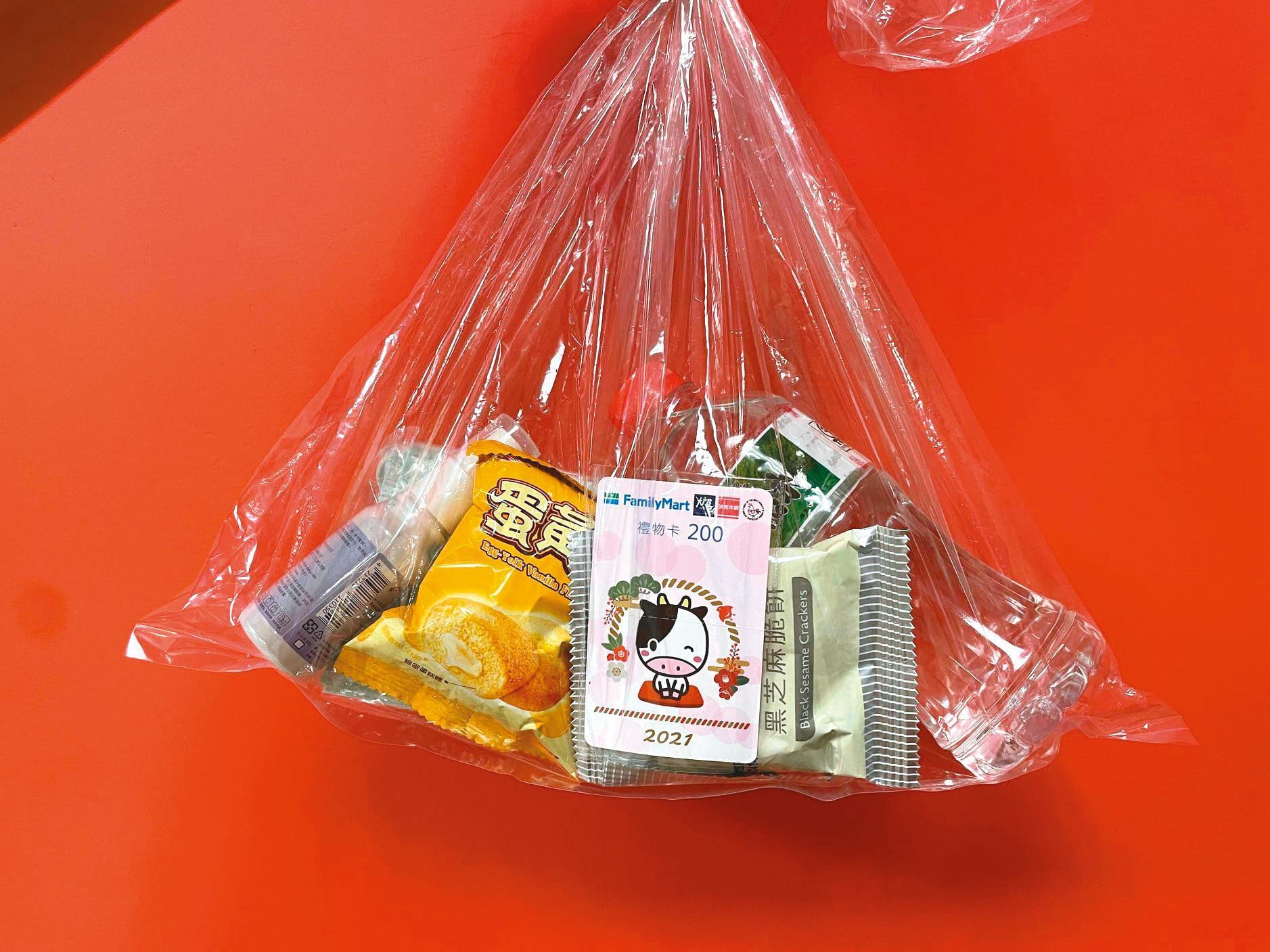 物資包內有飲食與消毒噴霧等,並募集便利商店禮品卡,讓受助者買個人需求物資。(翻攝自林立青臉書)