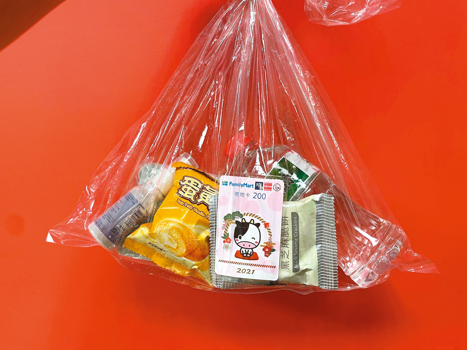 物資包內有飲食與消毒噴霧等，並募集便利商店禮品卡，讓受助者買個人需求物資。（翻攝自林立青臉書）
